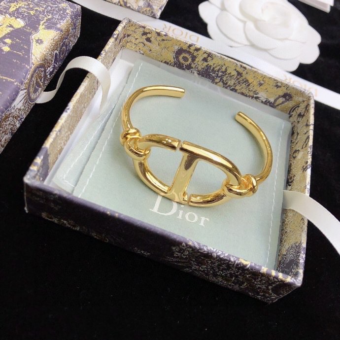“Dior 2022 Jewelry Collection: Bracelets, Rings, and Gold Selection” - 图片 9
