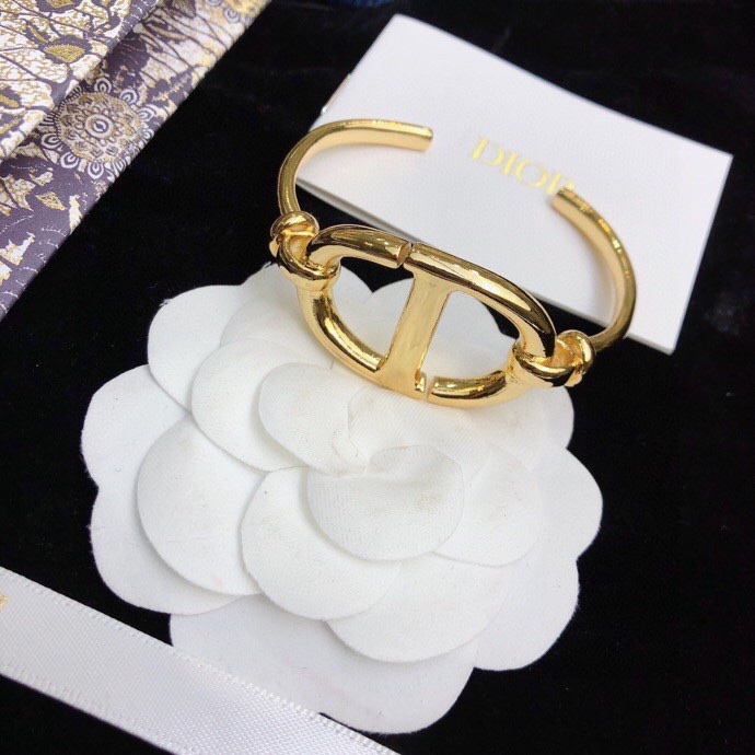 “Dior 2022 Jewelry Collection: Bracelets, Rings, and Gold Selection” - 图片 5