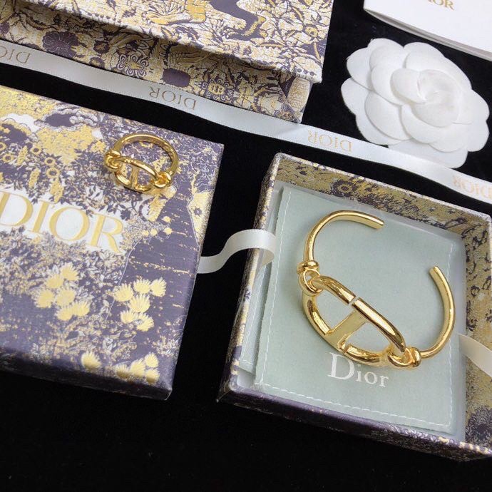 “Dior 2022 Jewelry Collection: Bracelets, Rings, and Gold Selection” - 图片 3