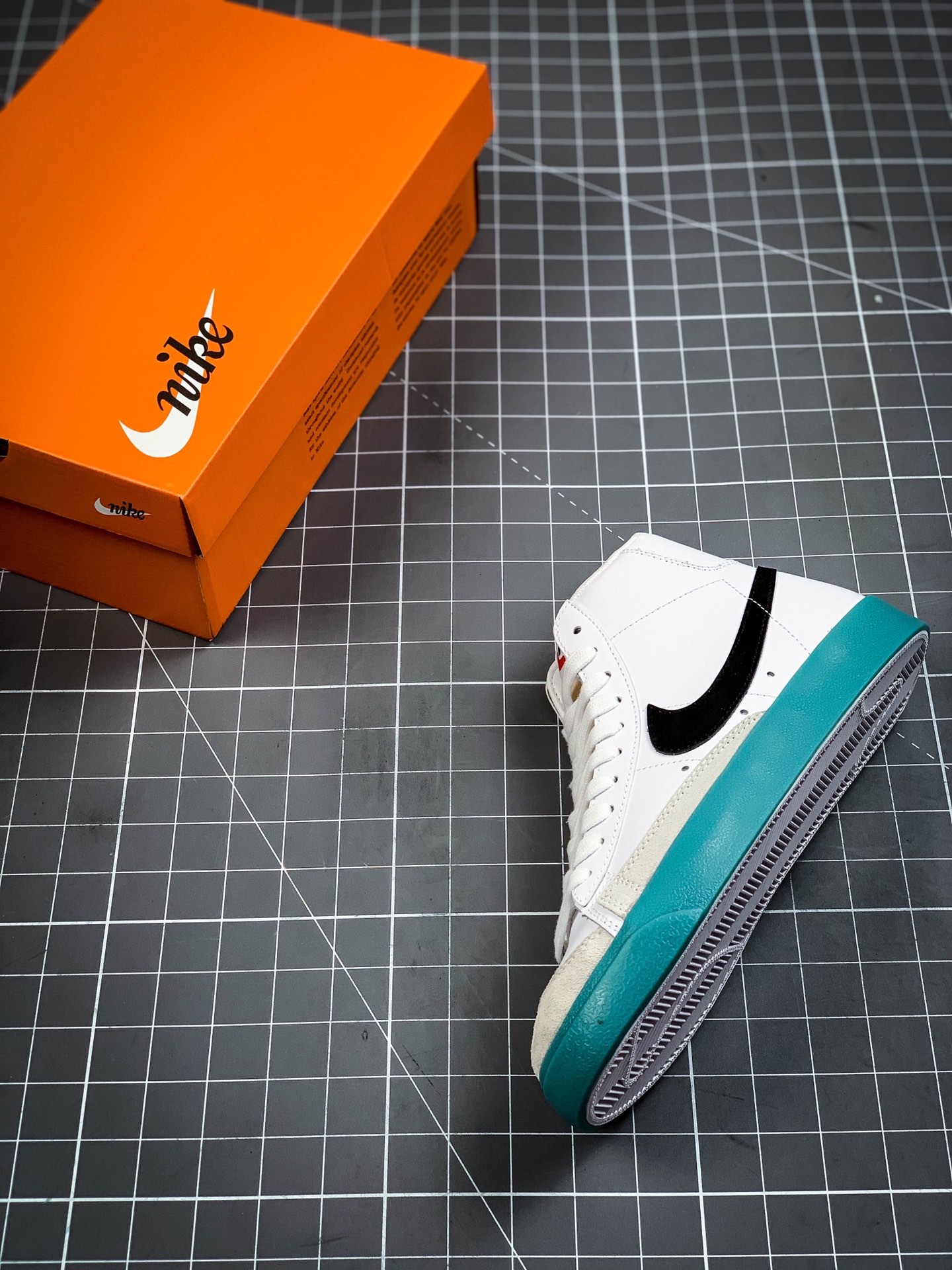 160 公司级 Nike Blazer Mid '77 开拓者高帮百搭休闲板鞋BQ6805-101
