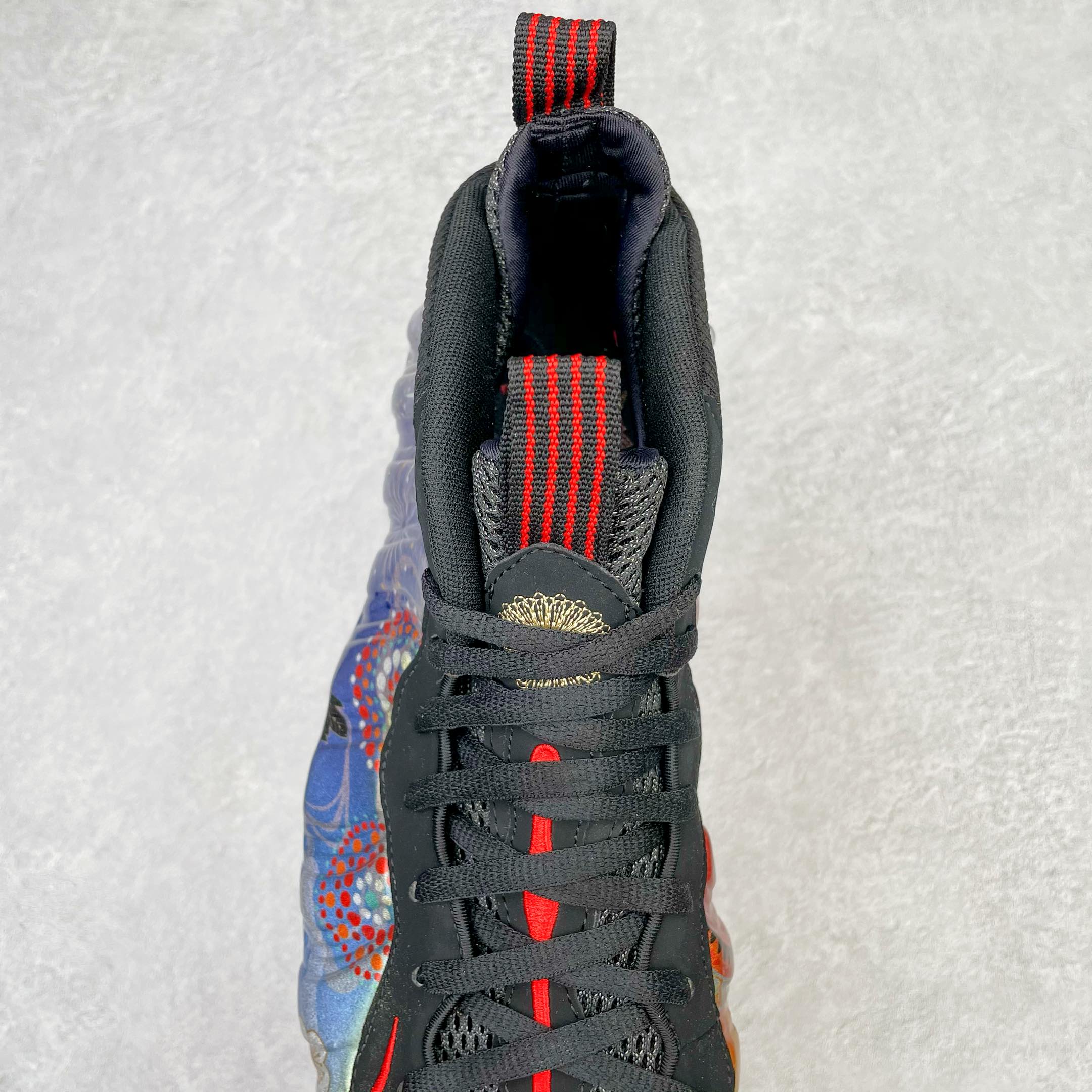 图片[5]-💰440 NK Air Foamposite One 烟花喷 莞产原底面 公司渠道同模具 鞋型发泡360度无死角 双层Zoom气垫植入 中底完美注胶 搭载原厂碳纤维材质 诞生于1997年的NK Air Foamposite系列可以说是整个球鞋历史上最为经典的系列之一 也就是我们常说的“喷”和“泡” 其中“喷”由Foamposite One代言人Penny的英文音译而来 而“泡”则来源于另一款鞋型 Foamposite Pro中\”pro\”的音译 在诞生初期 由于高昂的造价以及超前的外形 Foamposite系列的反对者不在少数 甚至有人认为这款鞋会毁掉整个球鞋行业 但事实证明这双灵感来自于甲虫 自带“黑科技”鞋面以及双层Zoom+大块碳板的太空球鞋不仅受到了大众的接受与追捧 并且成功的影响了篮球鞋的发展 SIZE：38.5 39 40 40.5 41 42 42.5 43 44 44.5 45 46 编码：by5936010-运动鞋