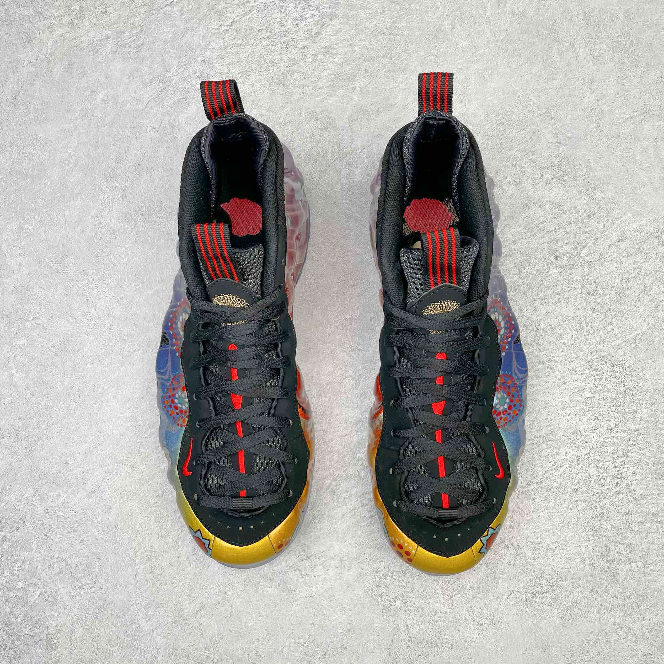 图片[2]-💰440 NK Air Foamposite One 烟花喷 莞产原底面 公司渠道同模具 鞋型发泡360度无死角 双层Zoom气垫植入 中底完美注胶 搭载原厂碳纤维材质 诞生于1997年的NK Air Foamposite系列可以说是整个球鞋历史上最为经典的系列之一 也就是我们常说的“喷”和“泡” 其中“喷”由Foamposite One代言人Penny的英文音译而来 而“泡”则来源于另一款鞋型 Foamposite Pro中\”pro\”的音译 在诞生初期 由于高昂的造价以及超前的外形 Foamposite系列的反对者不在少数 甚至有人认为这款鞋会毁掉整个球鞋行业 但事实证明这双灵感来自于甲虫 自带“黑科技”鞋面以及双层Zoom+大块碳板的太空球鞋不仅受到了大众的接受与追捧 并且成功的影响了篮球鞋的发展 SIZE：38.5 39 40 40.5 41 42 42.5 43 44 44.5 45 46 编码：by5936010-运动鞋