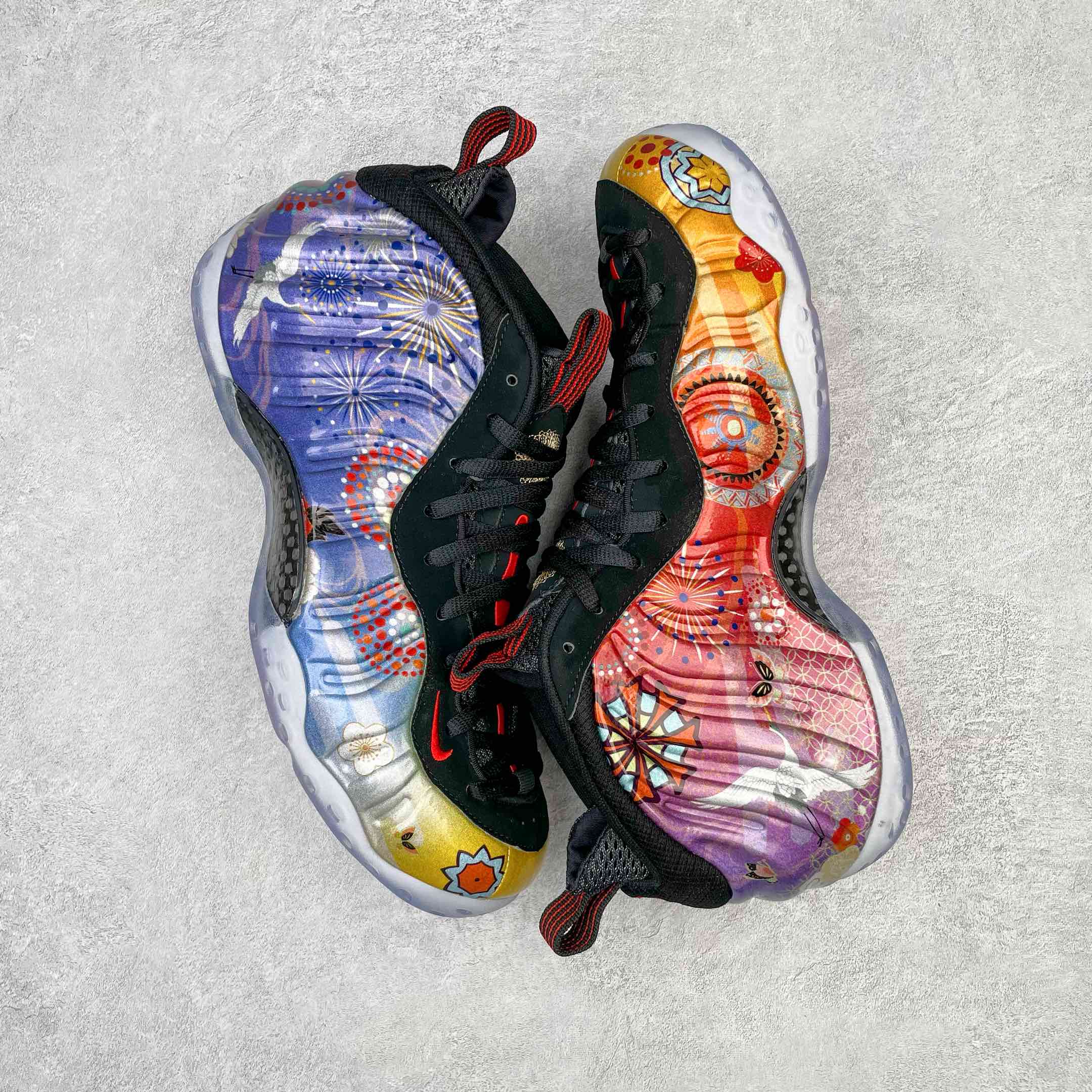 图片[3]-💰440 NK Air Foamposite One 烟花喷 莞产原底面 公司渠道同模具 鞋型发泡360度无死角 双层Zoom气垫植入 中底完美注胶 搭载原厂碳纤维材质 诞生于1997年的NK Air Foamposite系列可以说是整个球鞋历史上最为经典的系列之一 也就是我们常说的“喷”和“泡” 其中“喷”由Foamposite One代言人Penny的英文音译而来 而“泡”则来源于另一款鞋型 Foamposite Pro中\”pro\”的音译 在诞生初期 由于高昂的造价以及超前的外形 Foamposite系列的反对者不在少数 甚至有人认为这款鞋会毁掉整个球鞋行业 但事实证明这双灵感来自于甲虫 自带“黑科技”鞋面以及双层Zoom+大块碳板的太空球鞋不仅受到了大众的接受与追捧 并且成功的影响了篮球鞋的发展 SIZE：38.5 39 40 40.5 41 42 42.5 43 44 44.5 45 46 编码：by5936010-运动鞋