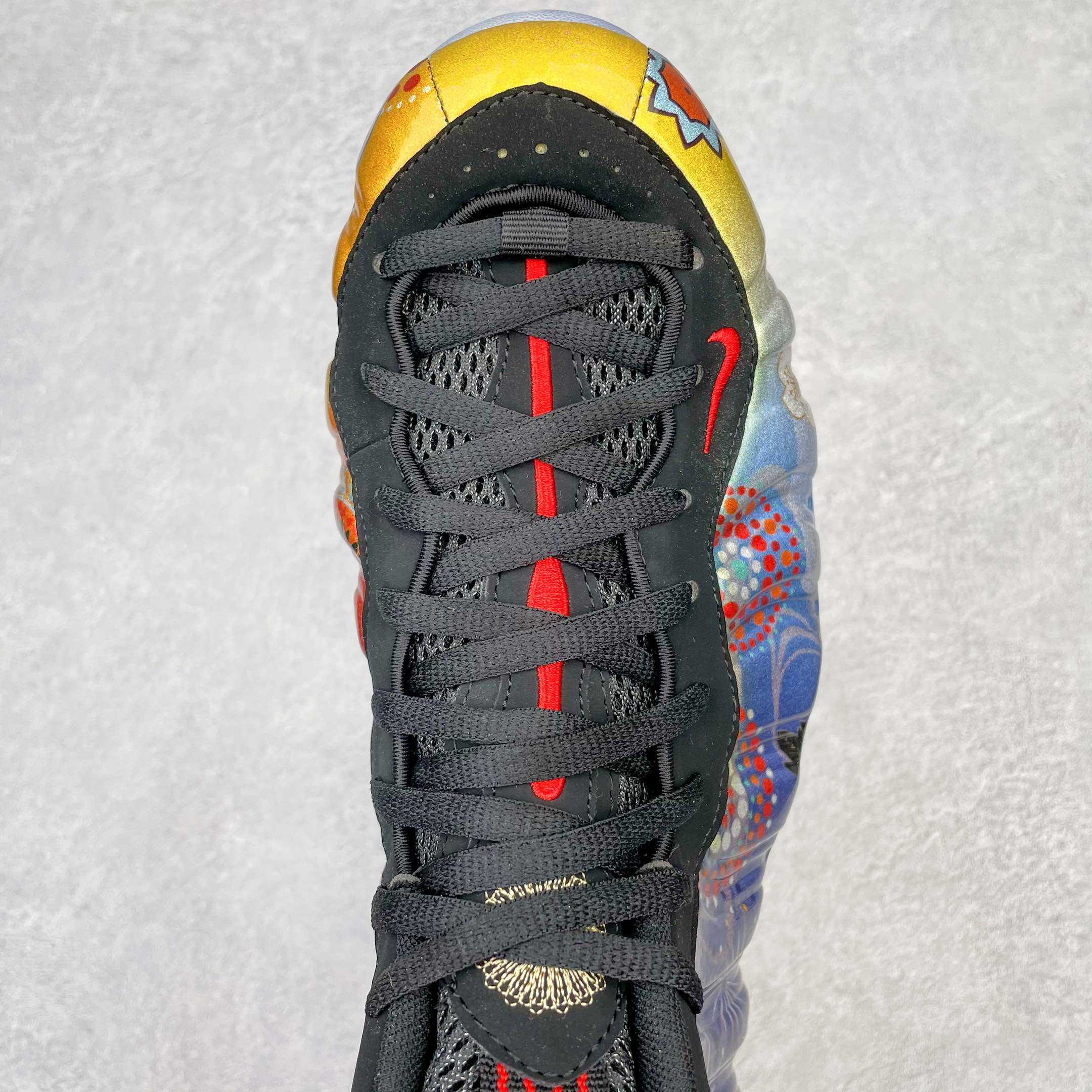 图片[4]-💰440 NK Air Foamposite One 烟花喷 莞产原底面 公司渠道同模具 鞋型发泡360度无死角 双层Zoom气垫植入 中底完美注胶 搭载原厂碳纤维材质 诞生于1997年的NK Air Foamposite系列可以说是整个球鞋历史上最为经典的系列之一 也就是我们常说的“喷”和“泡” 其中“喷”由Foamposite One代言人Penny的英文音译而来 而“泡”则来源于另一款鞋型 Foamposite Pro中\”pro\”的音译 在诞生初期 由于高昂的造价以及超前的外形 Foamposite系列的反对者不在少数 甚至有人认为这款鞋会毁掉整个球鞋行业 但事实证明这双灵感来自于甲虫 自带“黑科技”鞋面以及双层Zoom+大块碳板的太空球鞋不仅受到了大众的接受与追捧 并且成功的影响了篮球鞋的发展 SIZE：38.5 39 40 40.5 41 42 42.5 43 44 44.5 45 46 编码：by5936010-运动鞋