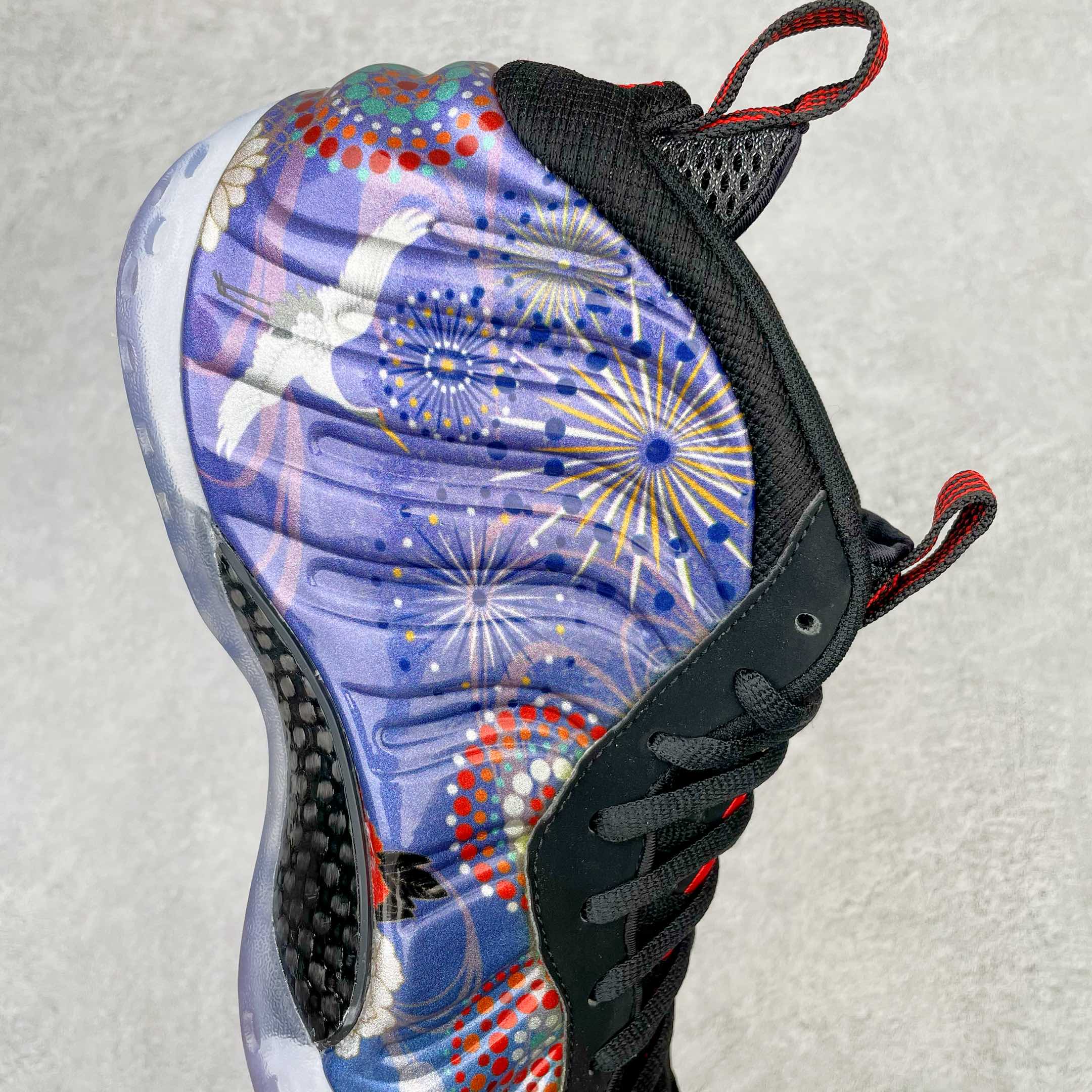 图片[6]-💰440 NK Air Foamposite One 烟花喷 莞产原底面 公司渠道同模具 鞋型发泡360度无死角 双层Zoom气垫植入 中底完美注胶 搭载原厂碳纤维材质 诞生于1997年的NK Air Foamposite系列可以说是整个球鞋历史上最为经典的系列之一 也就是我们常说的“喷”和“泡” 其中“喷”由Foamposite One代言人Penny的英文音译而来 而“泡”则来源于另一款鞋型 Foamposite Pro中\”pro\”的音译 在诞生初期 由于高昂的造价以及超前的外形 Foamposite系列的反对者不在少数 甚至有人认为这款鞋会毁掉整个球鞋行业 但事实证明这双灵感来自于甲虫 自带“黑科技”鞋面以及双层Zoom+大块碳板的太空球鞋不仅受到了大众的接受与追捧 并且成功的影响了篮球鞋的发展 SIZE：38.5 39 40 40.5 41 42 42.5 43 44 44.5 45 46 编码：by5936010-运动鞋