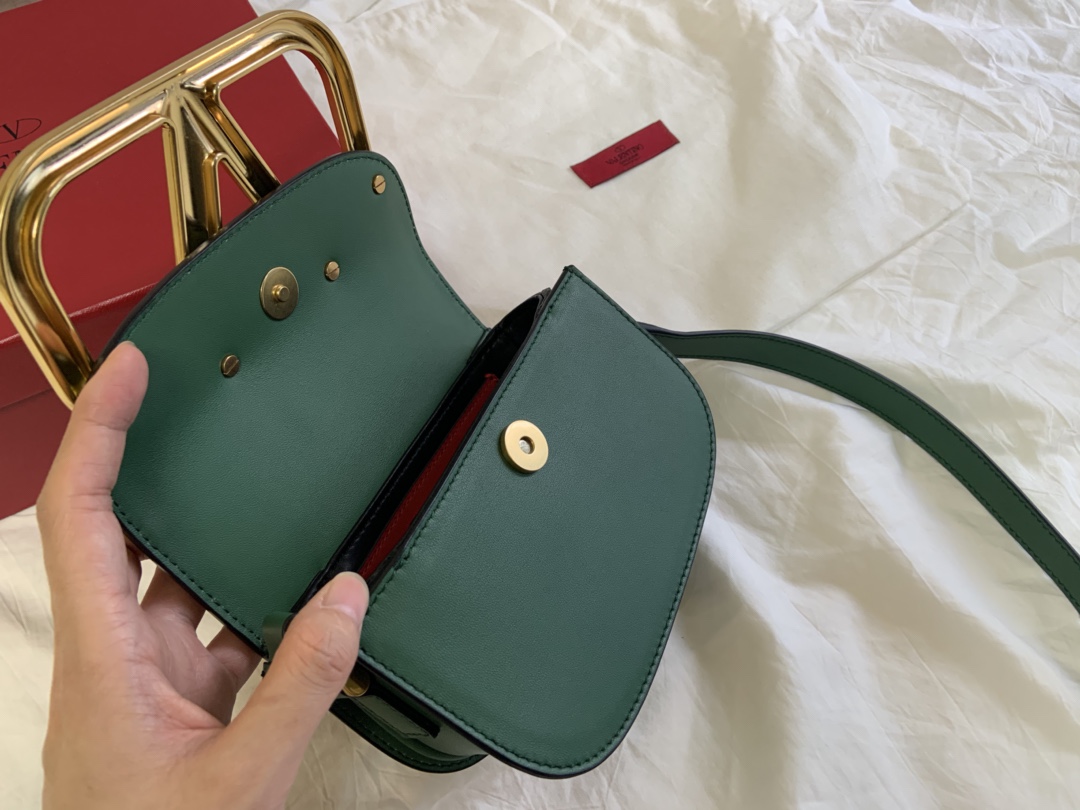 Valentino华伦天奴金属超大LOGO小牛皮斜挎包1011s