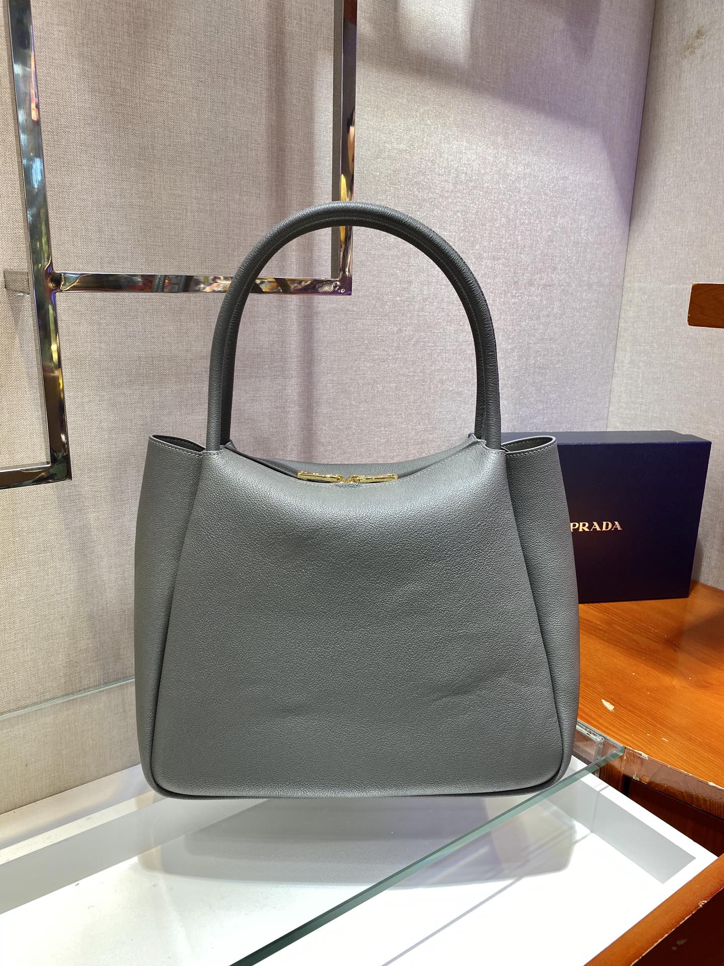 PRADA普拉达柔软鹿皮手提包1BC142