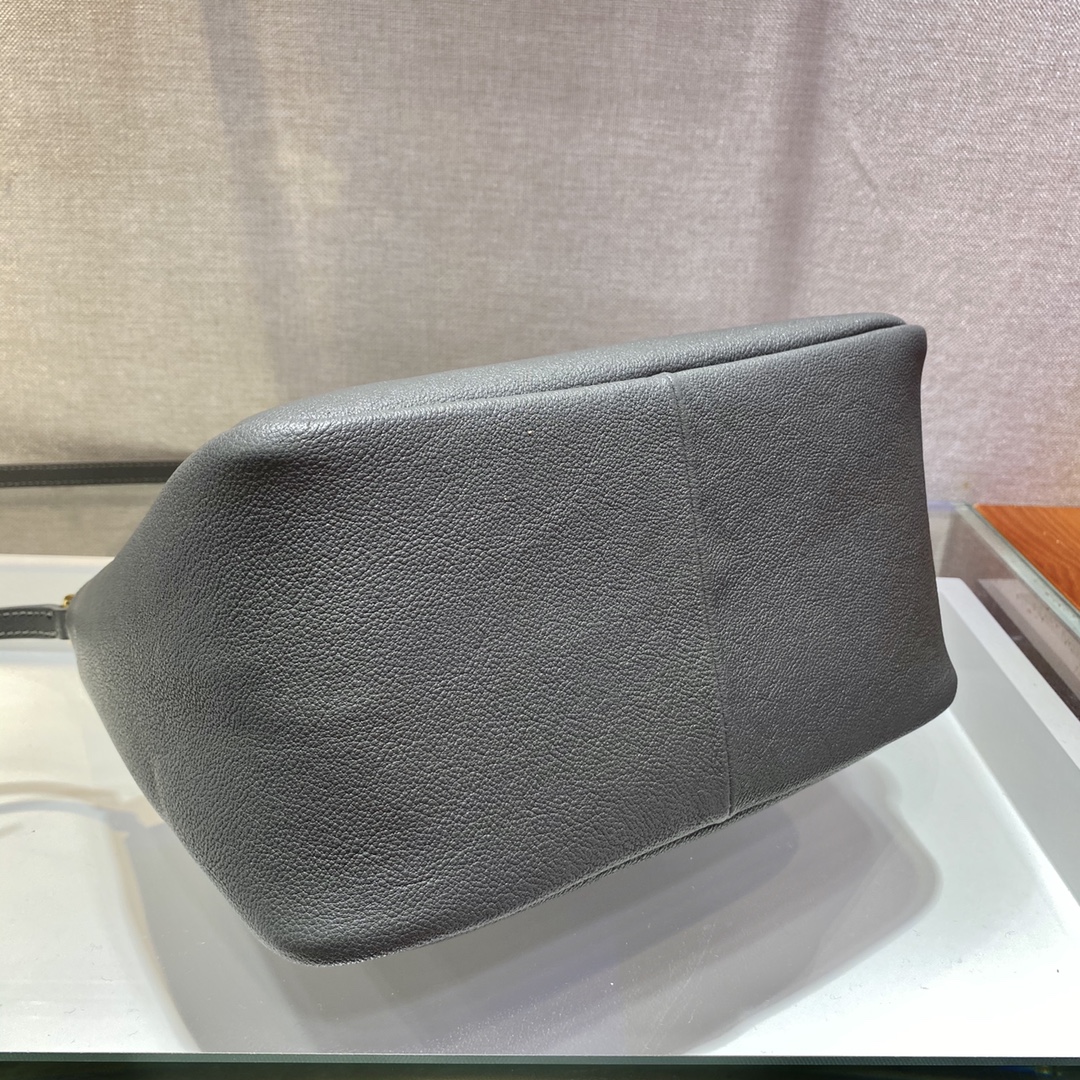 PRADA普拉达柔软鹿皮手提包1BC142