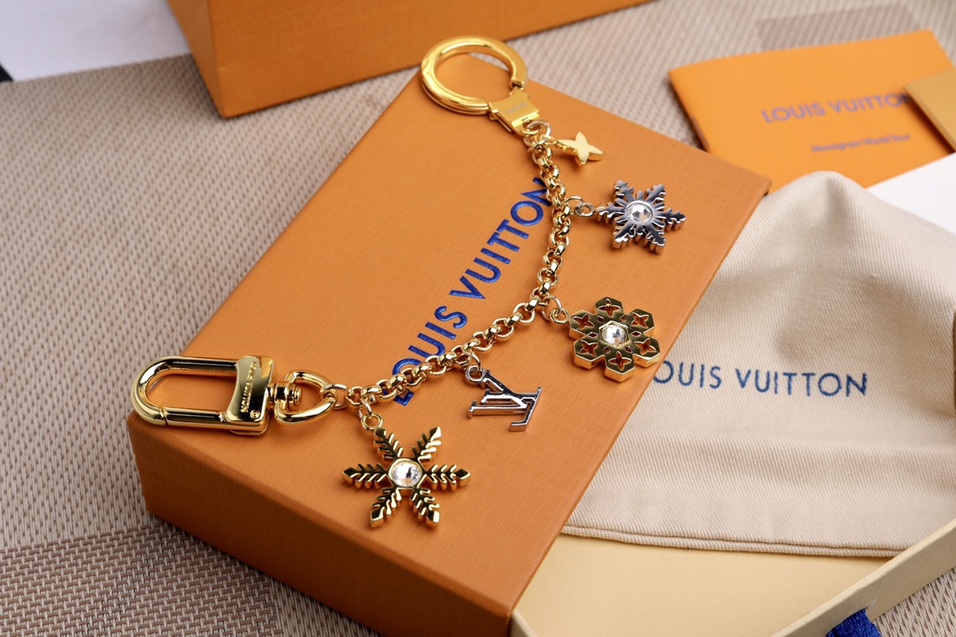 Louis Vuitton Snowflakes Chain Bag Decoration: Vibrant Metal Embossing with Artificial Diamonds. - 图片 8