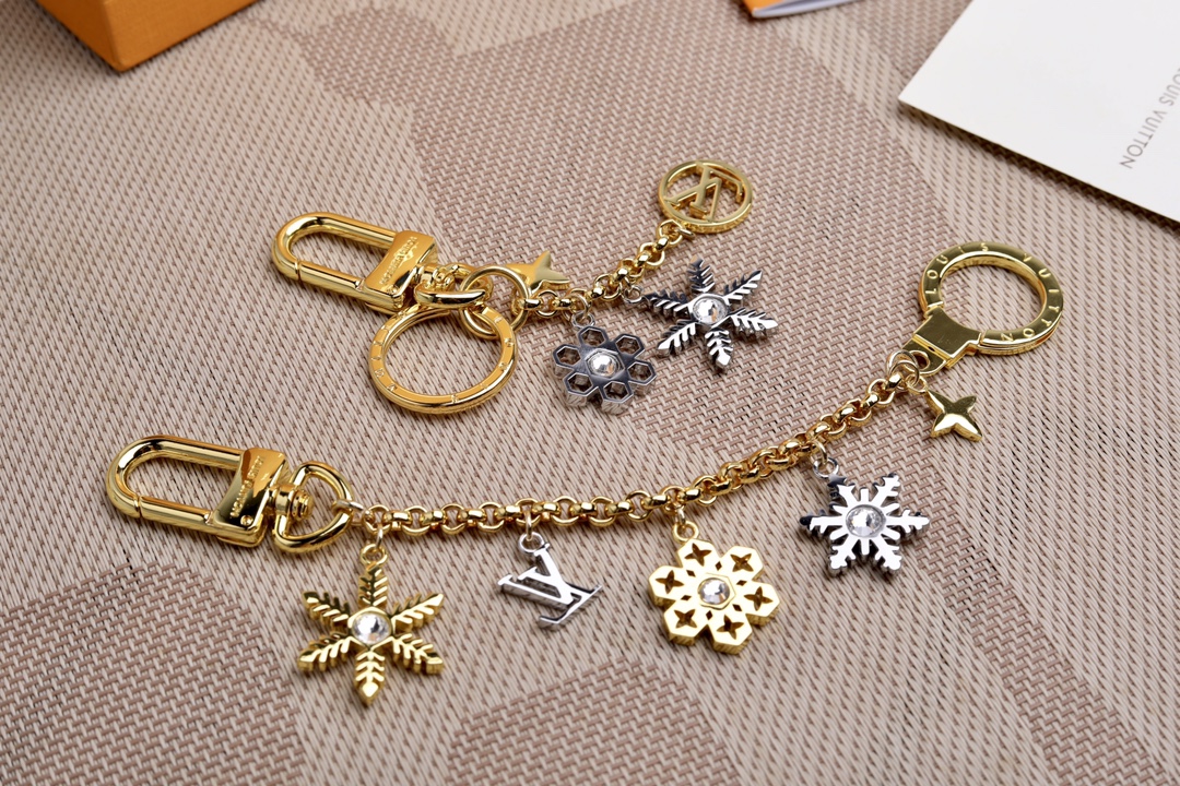 Louis Vuitton Snowflakes Chain Bag Decoration: Vibrant Metal Embossing with Artificial Diamonds. - 图片 9