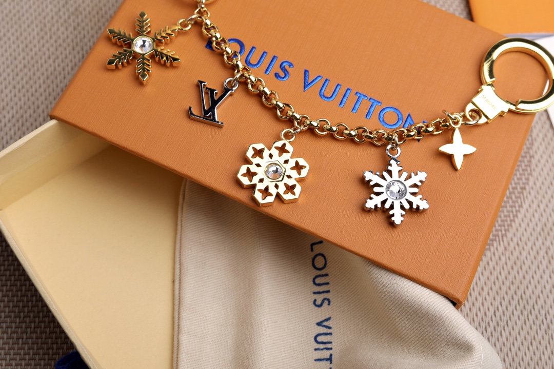Louis Vuitton Snowflakes Chain Bag Decoration: Vibrant Metal Embossing with Artificial Diamonds. - 图片 6