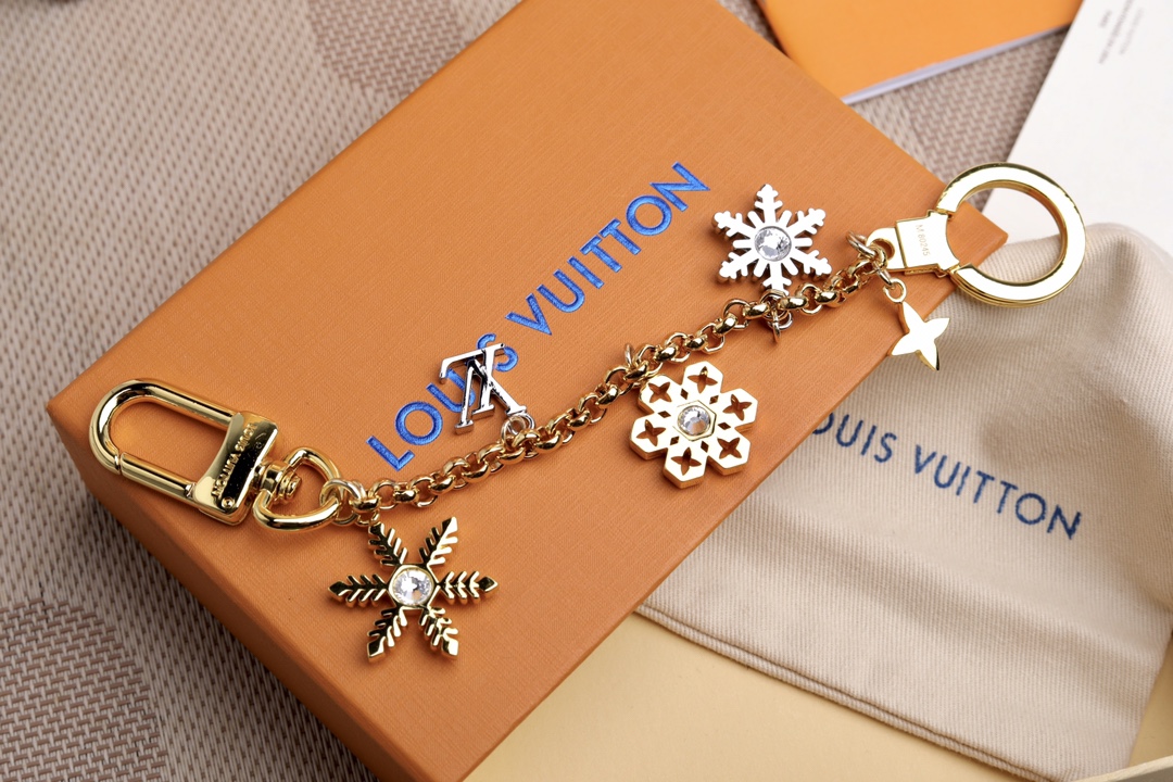Louis Vuitton Snowflakes Chain Bag Decoration: Vibrant Metal Embellished with Artificial Diamonds