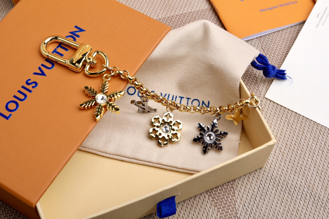 Louis Vuitton Snowflakes Chain Bag Decoration: Vibrant Metal Embossing with Artificial Diamonds. - 图片 2