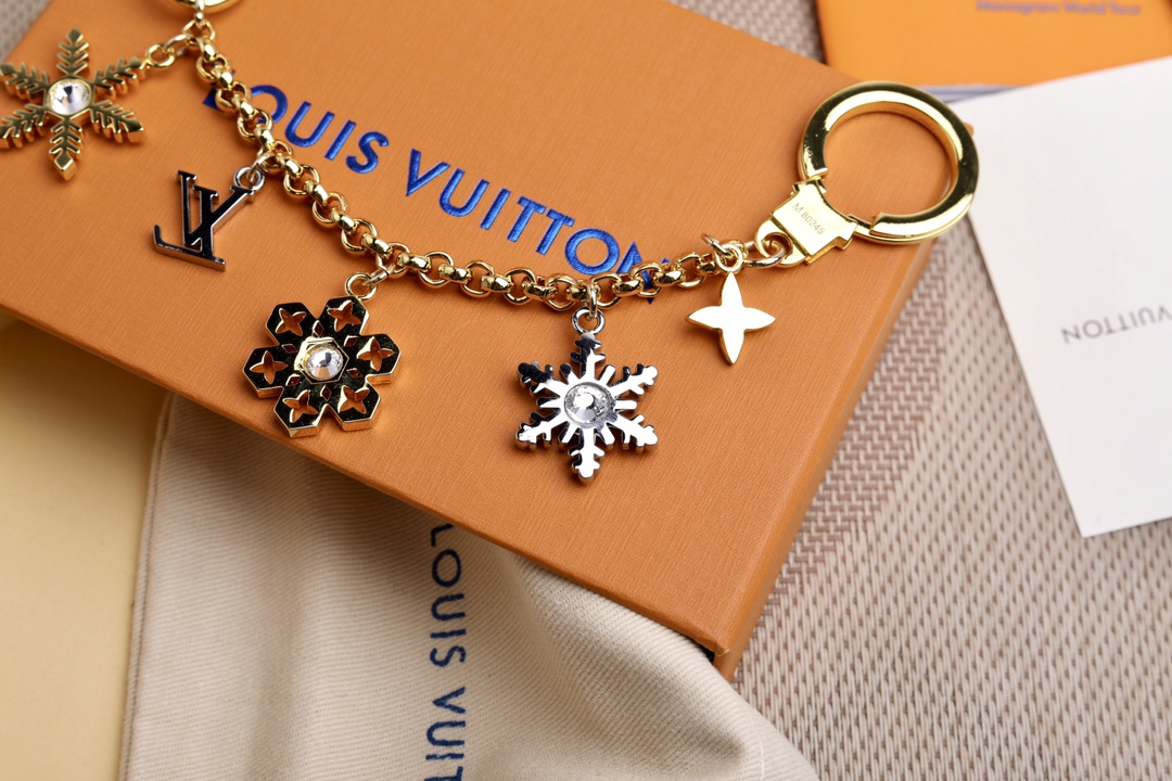 Louis Vuitton Snowflakes Chain Bag Decoration: Vibrant Metal Embossing with Artificial Diamonds. - 图片 5