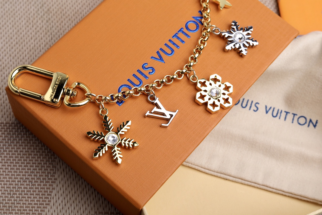 Louis Vuitton Snowflakes Chain Bag Decoration: Vibrant Metal Embossing with Artificial Diamonds. - 图片 7