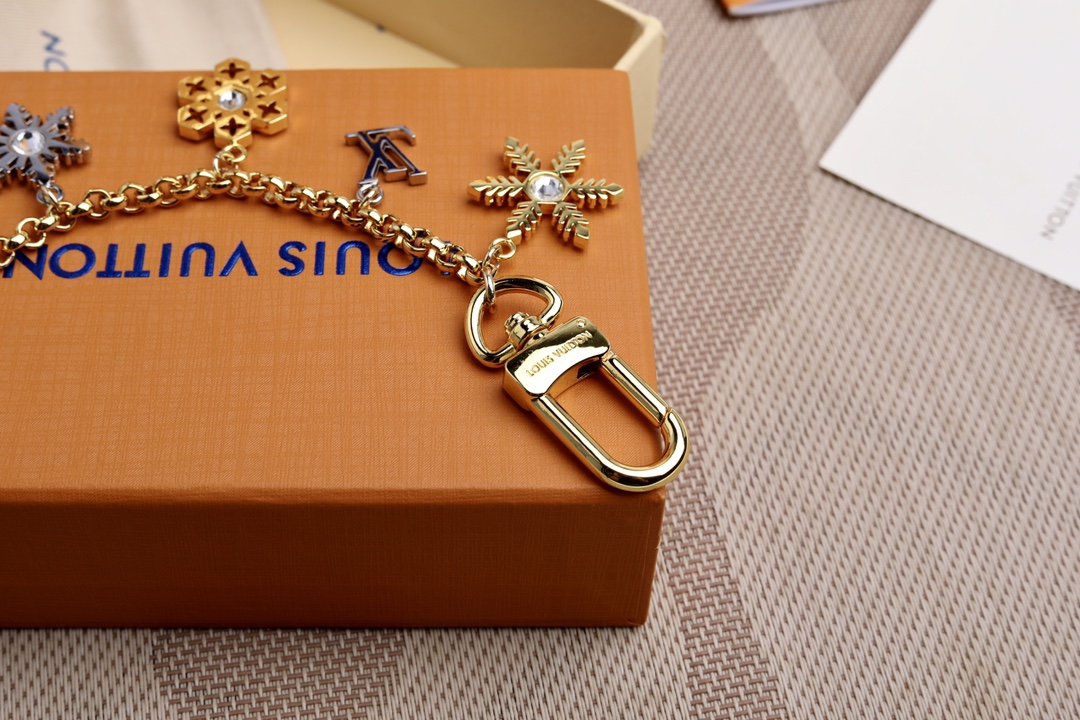 Louis Vuitton Snowflakes Chain Bag Decoration: Vibrant Metal Embossing with Artificial Diamonds. - 图片 3