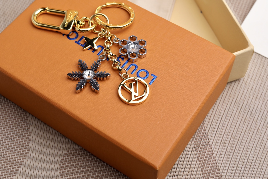 Counterfeit Louis Vuitton Snowflake Bag Decorations with Fake Logo and Diamonds. - 图片 5