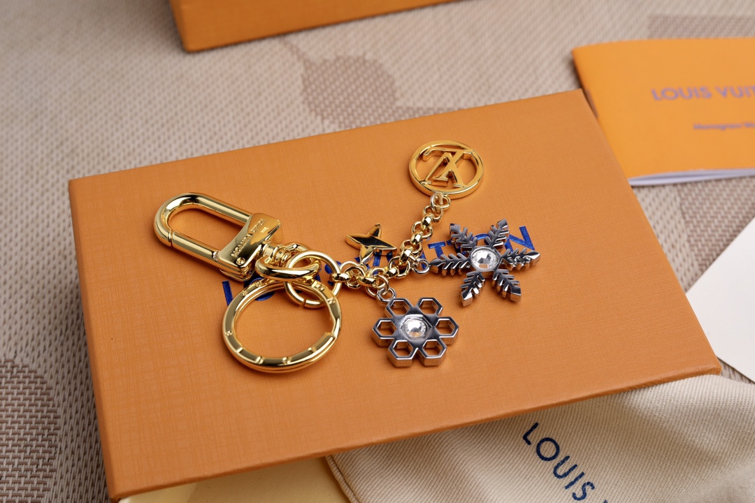 Counterfeit Louis Vuitton Snowflake Bag Decorations with Fake Logo and Diamonds. - 图片 8