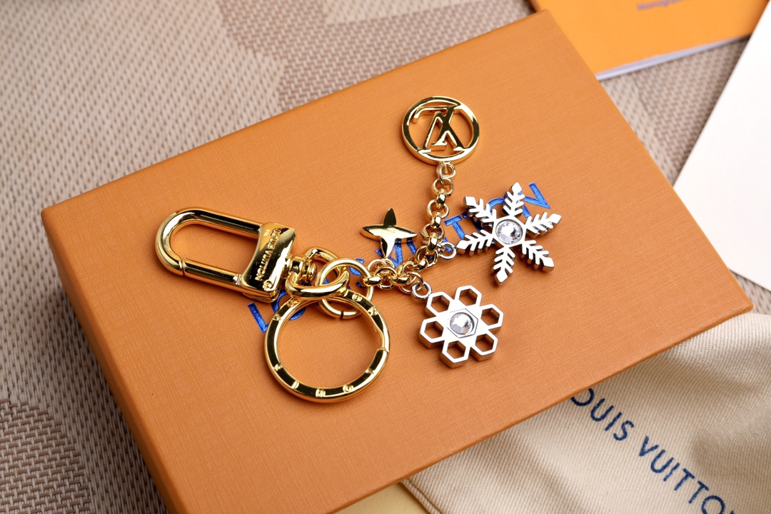 Counterfeit Louis Vuitton Snowflake Bag Decorations with Fake Logo and Diamonds. - 图片 2