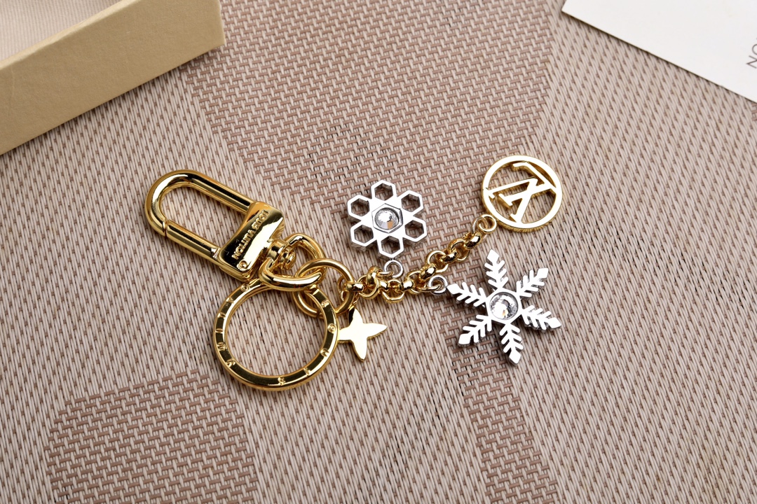 Counterfeit Louis Vuitton Snowflake Bag Decorations with Fake Logo and Diamonds. - 图片 6