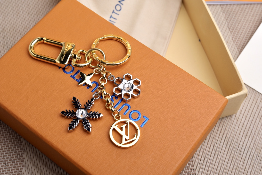 Counterfeit Louis Vuitton Snowflake Bag Decorations with Fake Logo and Diamonds. - 图片 4