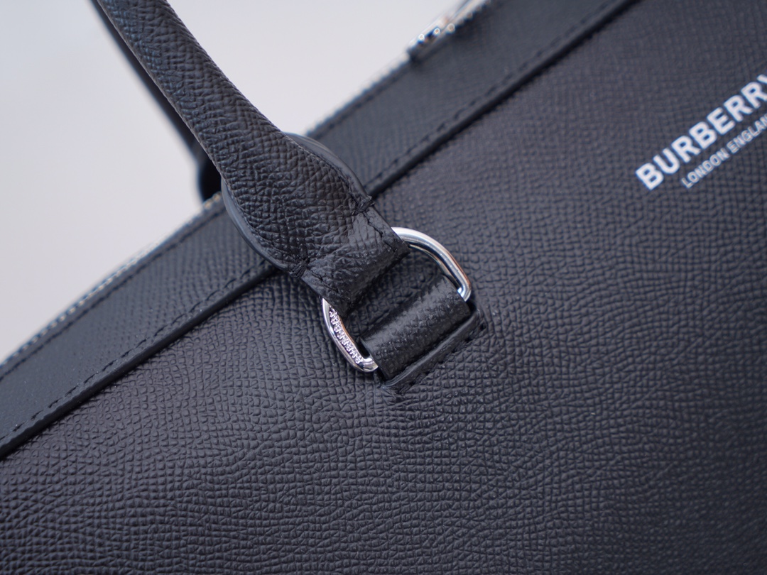 Burberry ｛黑色｝最新 ，Burberry 质感 London 皮革公文包，可缔造手提造型，或使用可拆式背带便于肩背