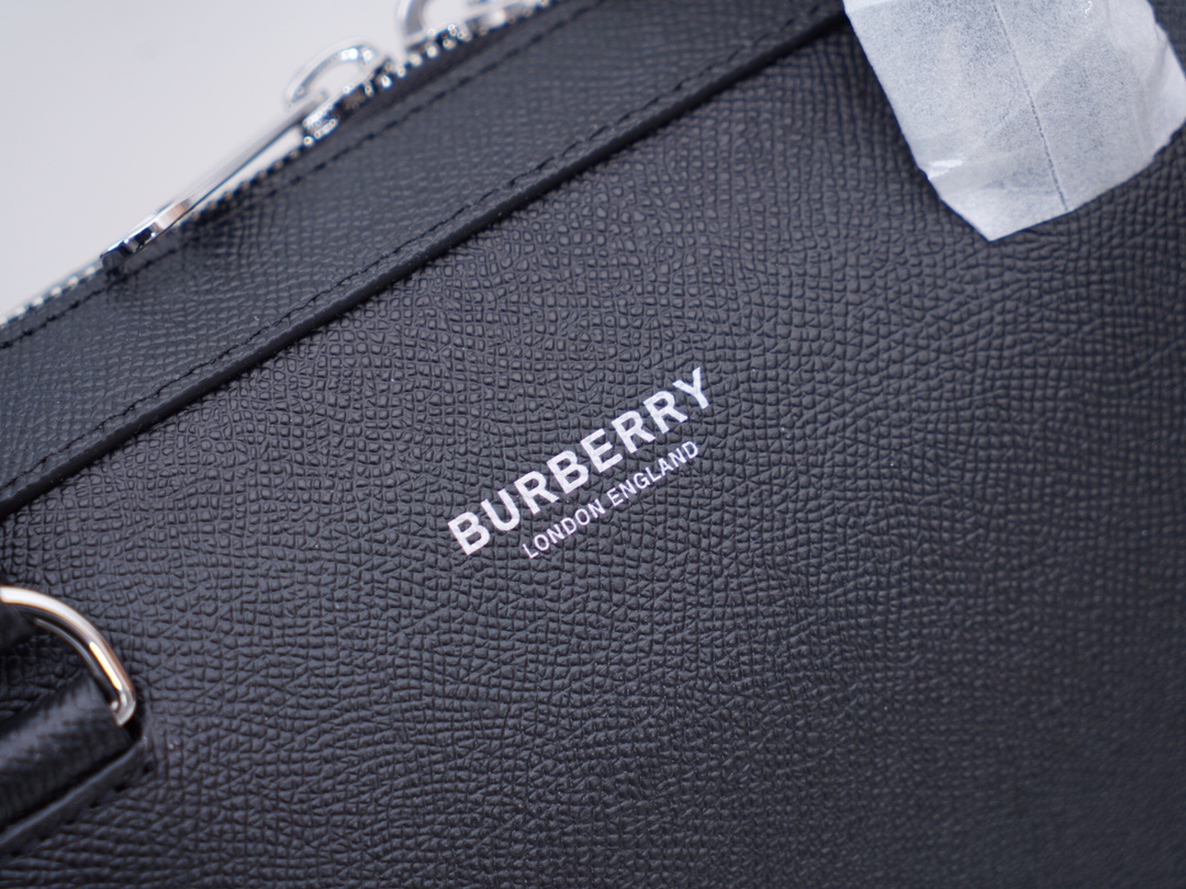 Burberry ｛黑色｝最新 ，Burberry 质感 London 皮革公文包，可缔造手提造型，或使用可拆式背带便于肩背