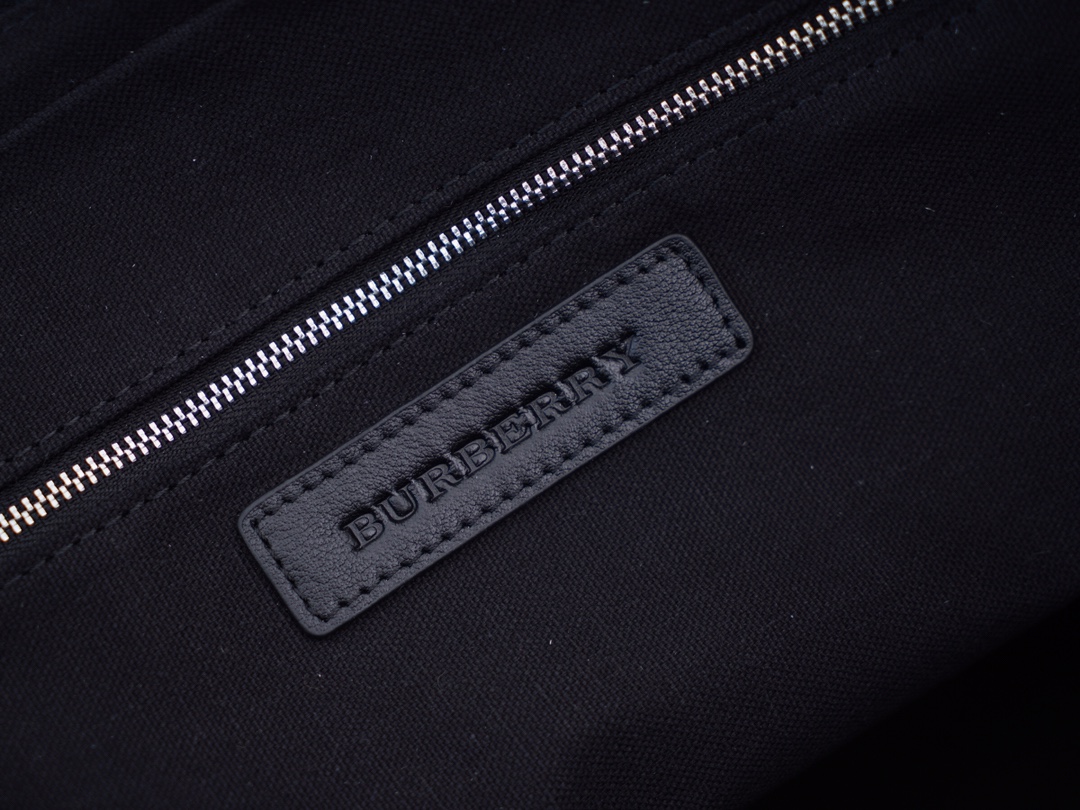 Burberry ｛黑色｝最新 ，Burberry 质感 London 皮革公文包，可缔造手提造型，或使用可拆式背带便于肩背