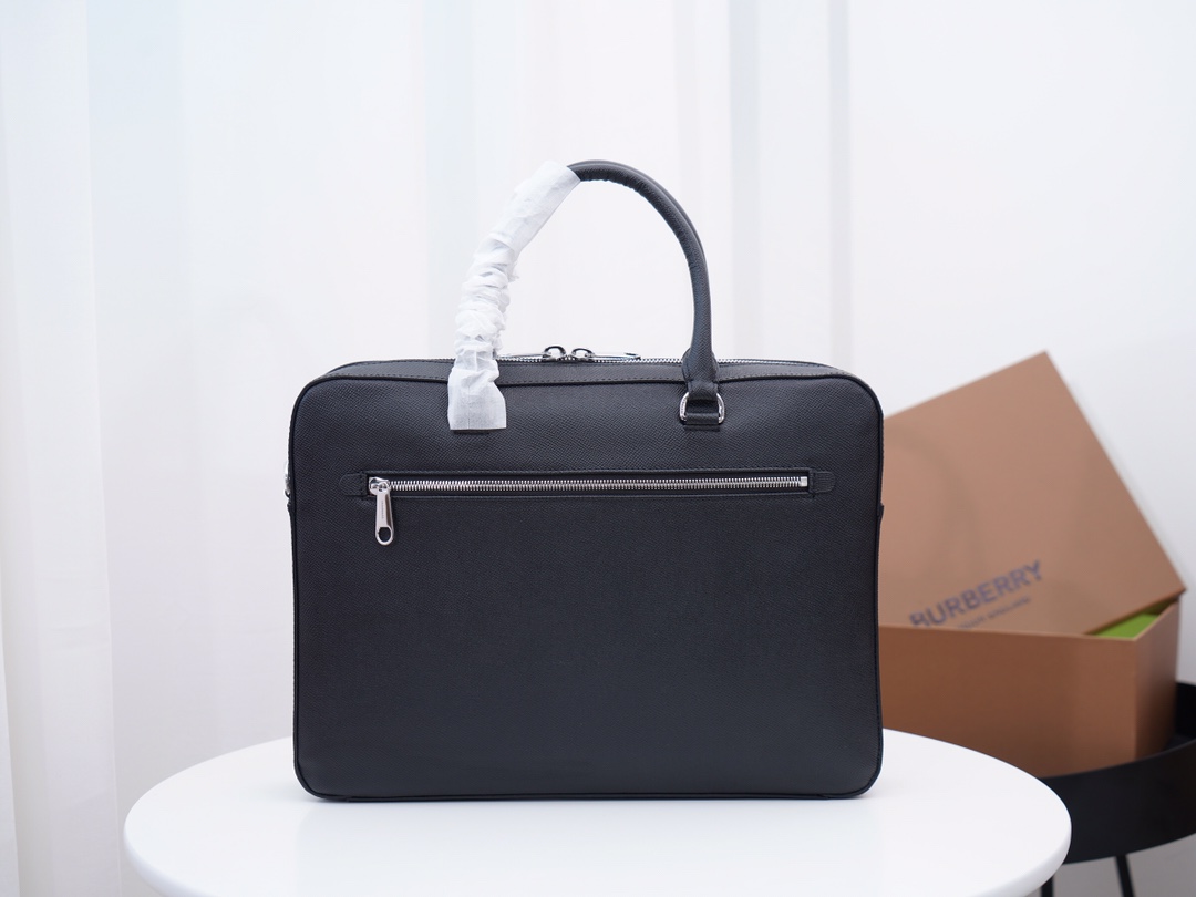 Burberry ｛黑色｝最新 ，Burberry 质感 London 皮革公文包，可缔造手提造型，或使用可拆式背带便于肩背