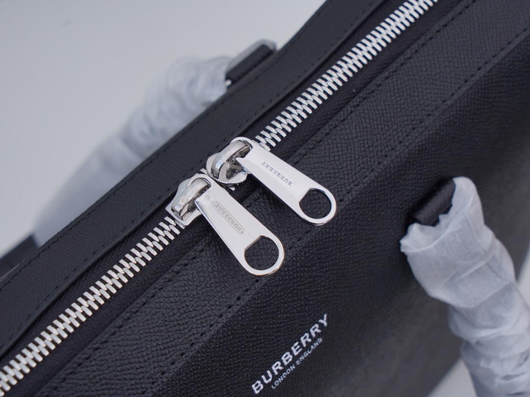 Burberry ｛黑色｝最新 ，Burberry 质感 London 皮革公文包，可缔造手提造型，或使用可拆式背带便于肩背