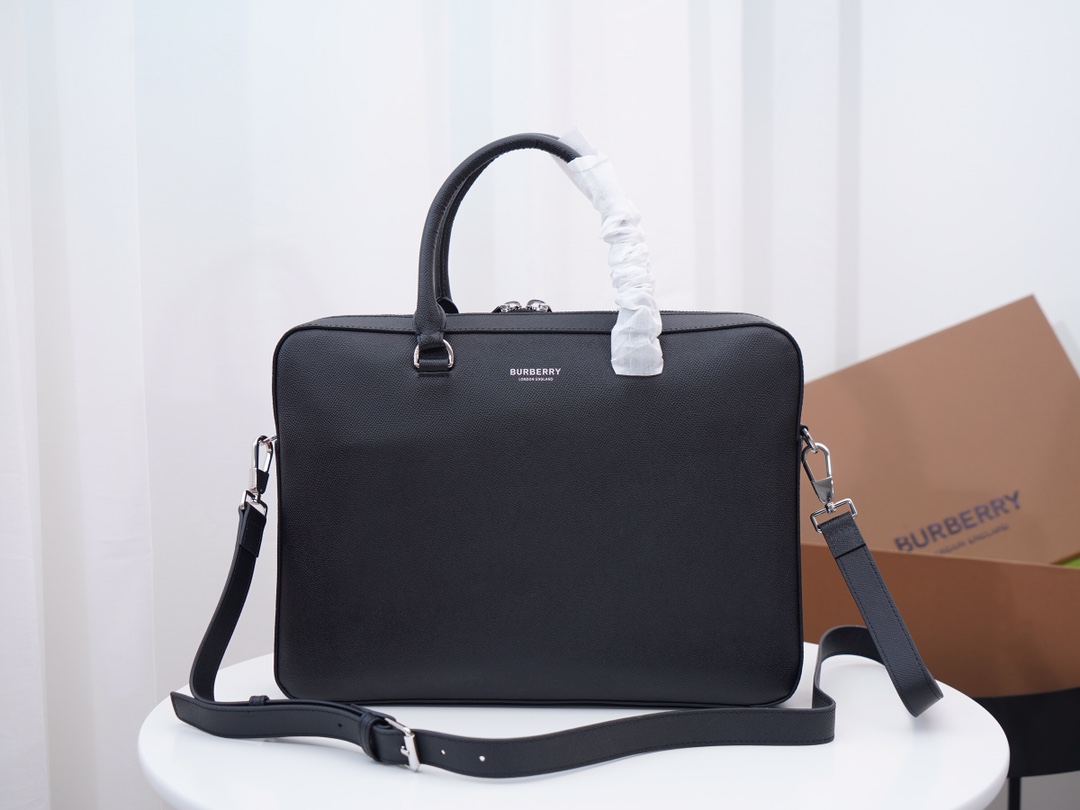 Burberry ｛黑色｝最新 ，Burberry 质感 London 皮革公文包，可缔造手提造型，或使用可拆式背带便于肩背