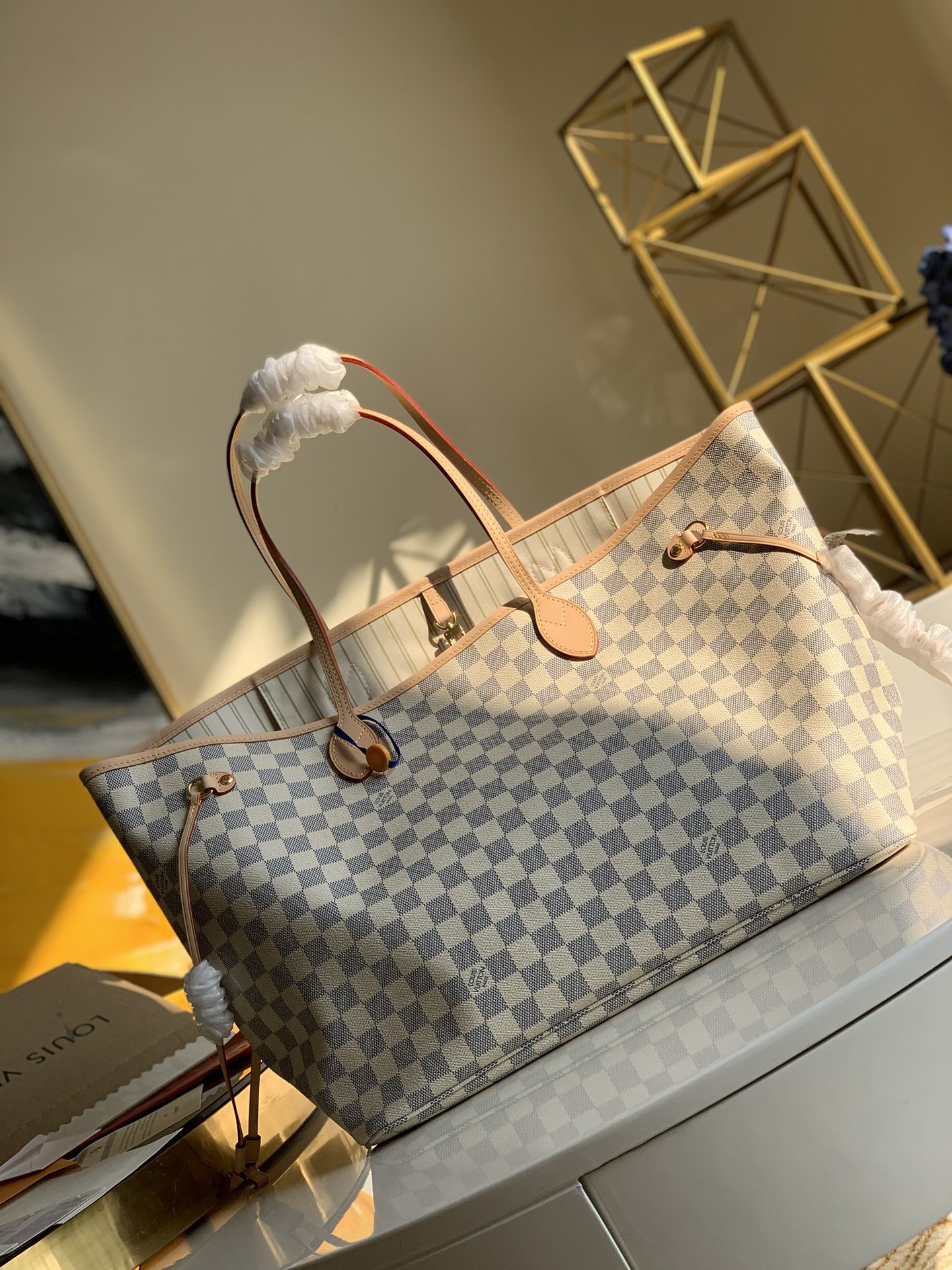 NO:396613,【Exclusive real shot N41360】Classic remake NEVERFULL large handbag New interpretation of the classic handbag, exploring the exquisite details inside the bag. The redesigned inner bag uses a fresh fabric lining and retro details inspired by the Louis Vuitton Archives. The most commendable zipper clutch, which can be used alone as a delicate clutch, as well as an extra pocket. The bright liner tone adds more lively and vividness to the Monogram classic canvas. 40 x 33 x 20 cm (Length x Height x Width) Y.,LV【Original leather】,louis vuitton,louis vuitton,handbag19860909【独家实拍N41360】经典翻拍NEVERFULL 大号手袋 全新演绎经典手袋,探索袋内精致细节.重新设计的内袋采用了清新的织物内衬和灵感源自路易威登档案馆的复古细节,最值得称道的莫过于可脱卸式拉链手包,它既可单独作为一只精致手拿包使用,亦可作为额外的口袋. 明快的内衬色调为 Monogram 经典帆布增加了更多活泼生动之感.40 x 33 x 20 cm (长 x 高 x 宽)Y.,LV【原厂皮】,louis vuitton,louis vuitton,handbag,Bag