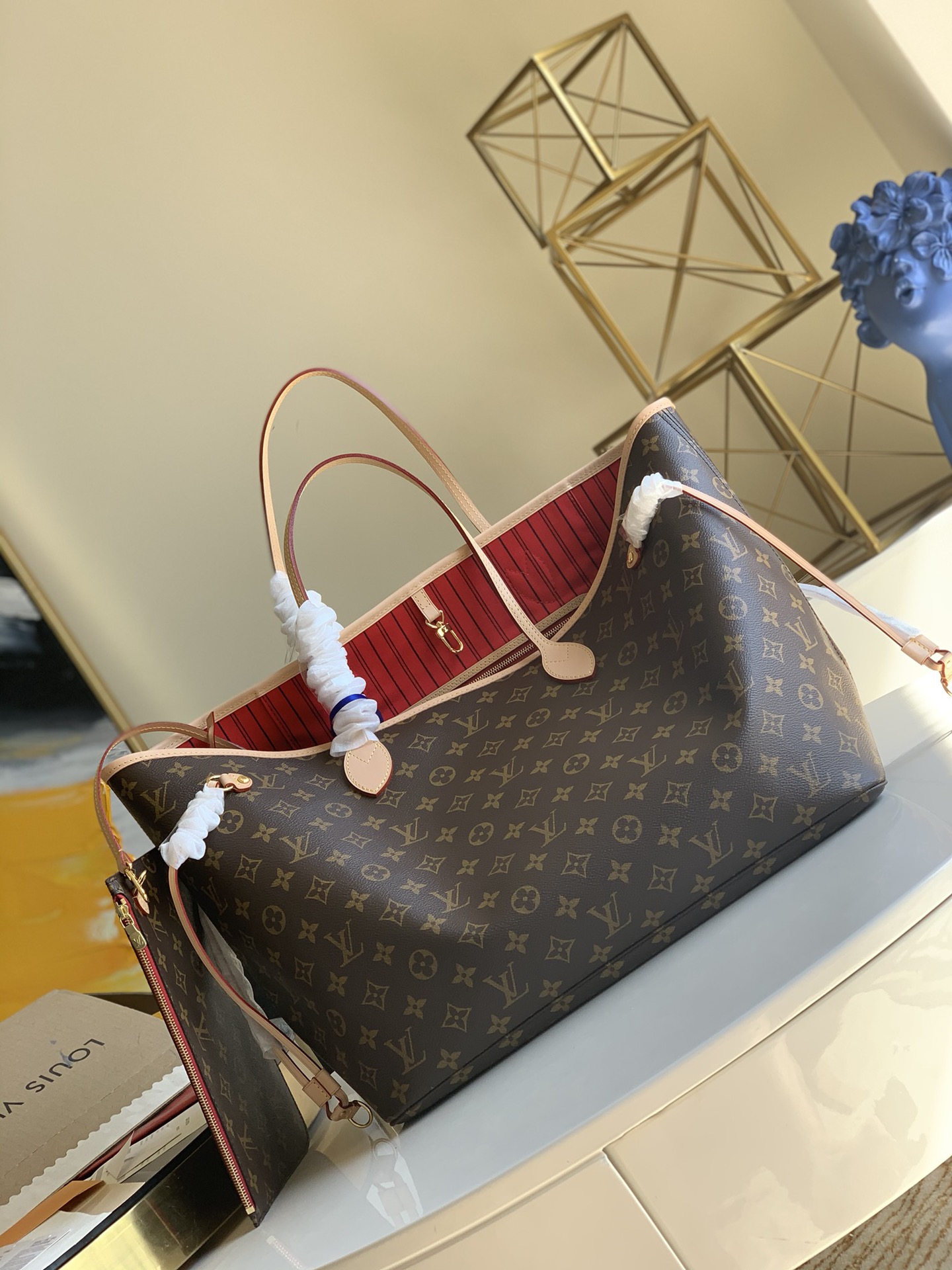 NO:396604,【Exclusive real shot M41181】Classic remake NEVERFULL large handbag New interpretation of the classic handbag, exploring the exquisite details inside the bag. The redesigned inner bag uses a fresh fabric lining and retro details inspired by the Louis Vuitton Archives. The most commendable zipper clutch is the removable zipper clutch, which can be used alone as a delicate clutch or as an extra pocket. The bright liner tone adds more lively and vividness to the Monogram classic canvas. 40 x 33 x 20 cm (Length x Height x Width) Y.,LV【Original leather】,louis vuitton,louis vuitton,handbag19860909【独家实拍M41181】经典翻拍NEVERFULL 大号手袋 全新演绎经典手袋,探索袋内精致细节.重新设计的内袋采用了清新的织物内衬和灵感源自路易威登档案馆的复古细节,最值得称道的莫过于可脱卸式拉链手包,它既可单独作为一只精致手拿包使用,亦可作为额外的口袋. 明快的内衬色调为 Monogram 经典帆布增加了更多活泼生动之感.40 x 33 x 20 cm (长 x 高 x 宽)Y.,LV【原厂皮】,louis vuitton,louis vuitton,handbag,Bag