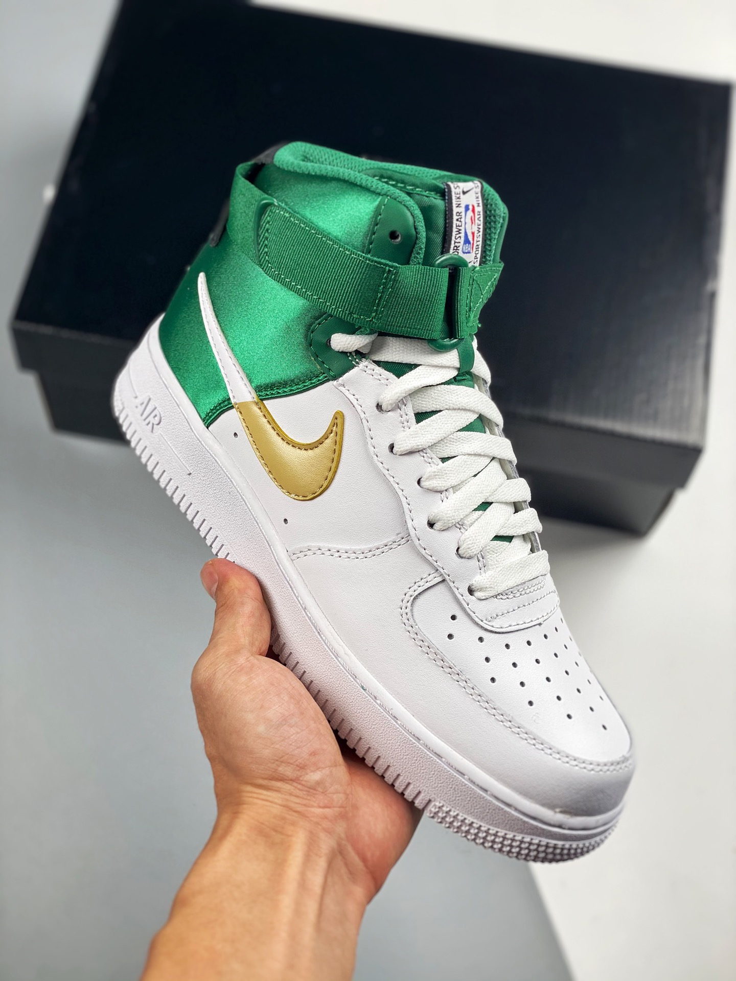 Air Force 1 '07 LV8 NBA 丝绸 凯尔特人原档案原装灰盒 内置全掌Solo气垫 高清洁度 完美鞋型，柔软、弹性十足的缓震性能和出色的中底设计，横跨复古与现代的外型结合，造就出风靡全球三十多年的空军 货号：BQ4591-…