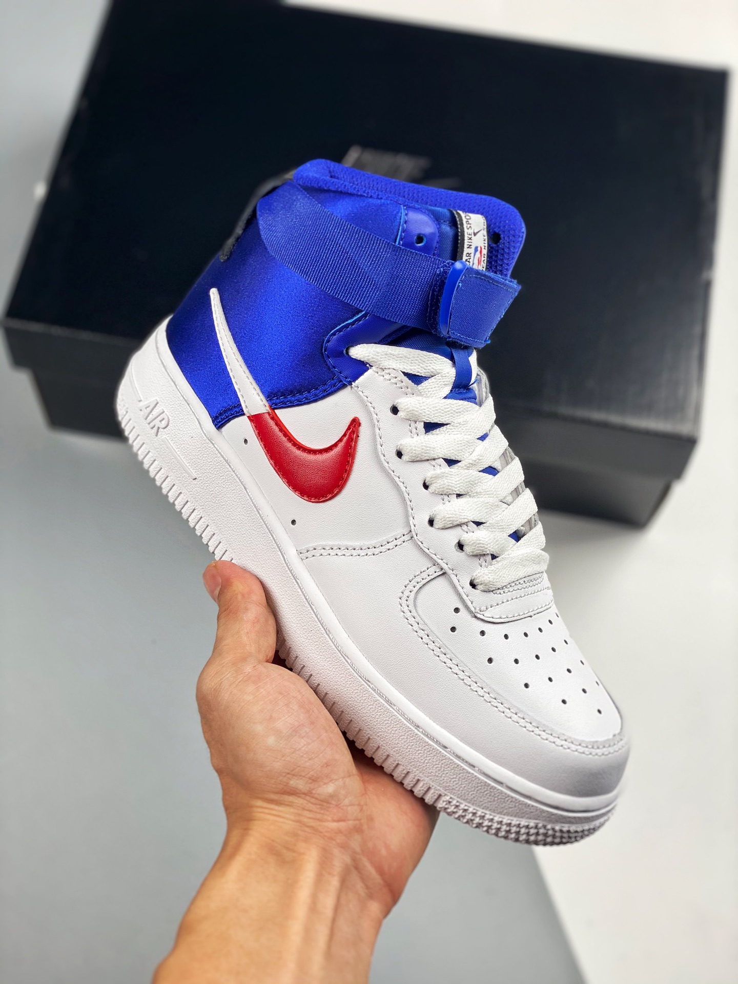 Air Force 1 High NBA "Clippers" 快船 原档案原装灰盒 内置全掌Solo气垫 高清洁度 完美鞋型，柔软、弹性十足的缓震性能和出色的中底设计，横跨复古与现代的外型结合，造就出风靡全球三十多年的空军 货号：BQ4…