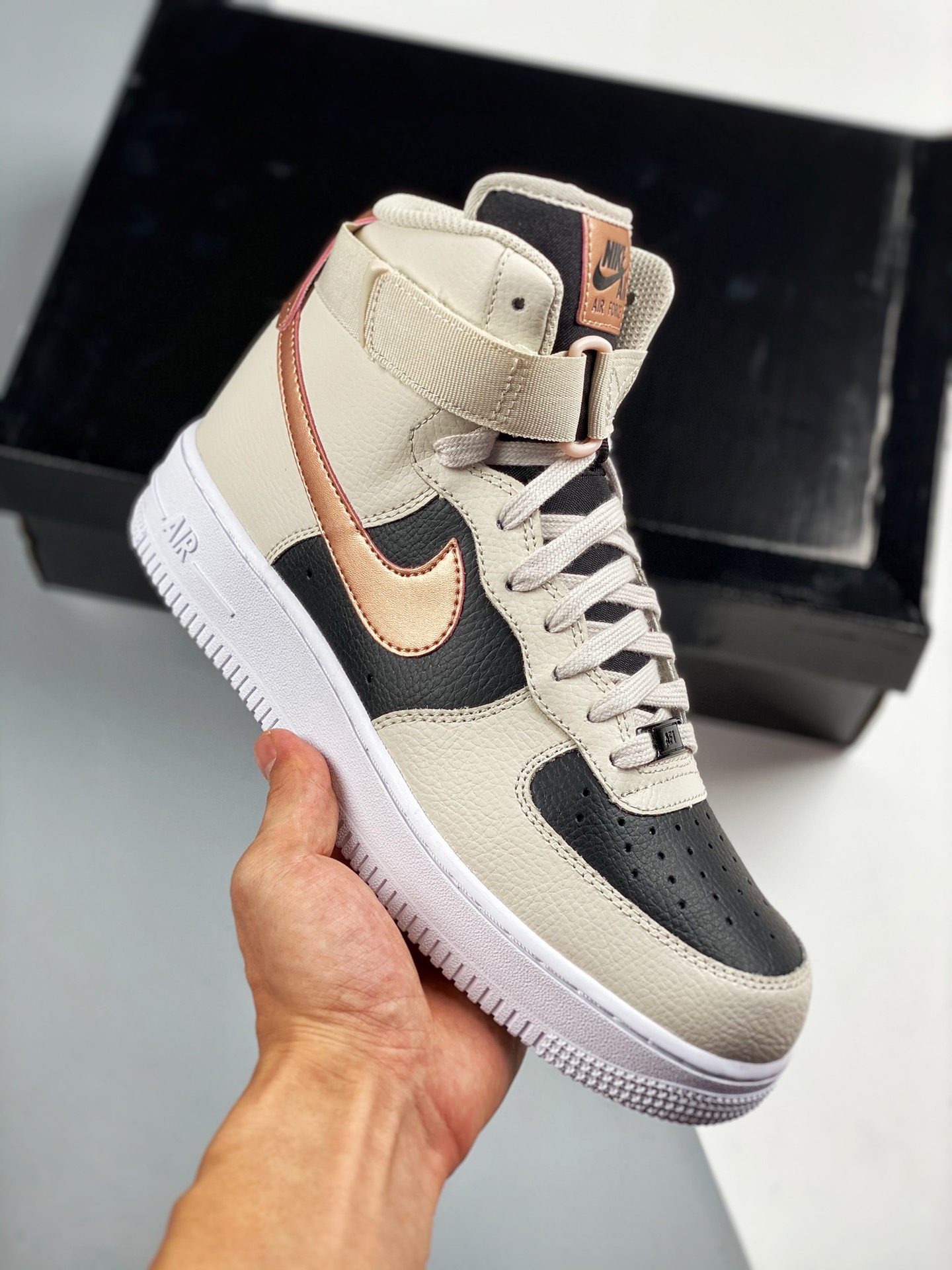 Air Force 1 High 奶茶 米黑 实拍首发 内置全掌Solo气垫 高清洁度 完美鞋型，柔软、弹性十足的缓震性能和出色的中底设计，横跨复古与现代的外型结合，造就出风靡全球三十多年的空军 货号：DB5080-100 尺码:36 3…