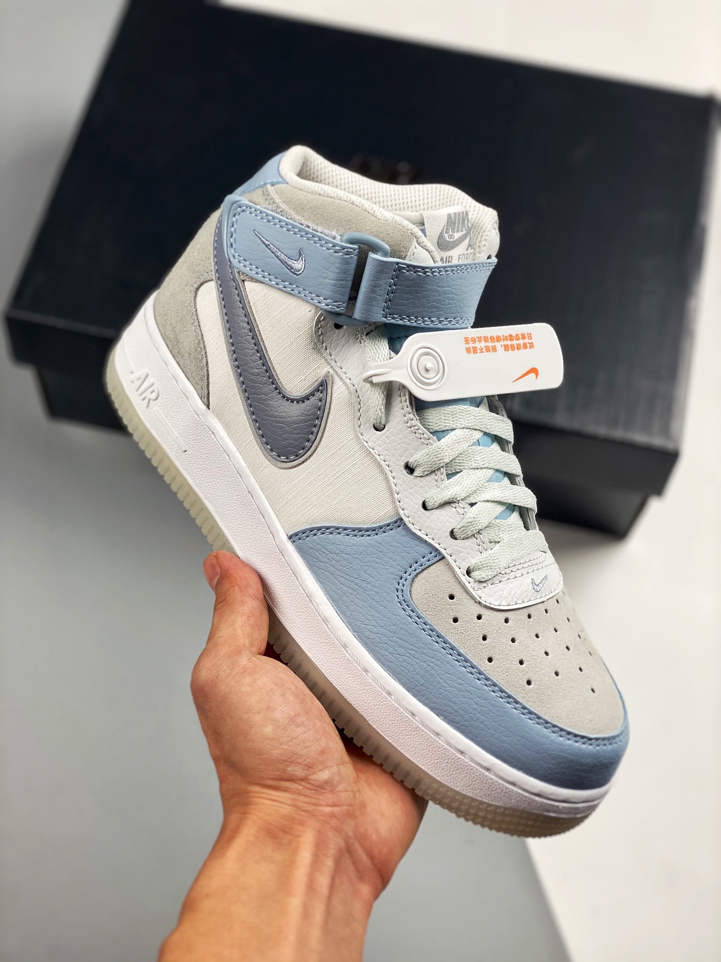 Air Force 1 MID "Blue White" 冰蓝空军 全码补出 强势回归 采用了整体外观的工具灰冰蓝色 外观使用纹理显示 冷色调填满整个鞋子结构 除了灰蓝logo 鞋跟和鞋底 灰蓝也填充了鞋子的其余部分 覆盖物是毛茸茸的绒面…