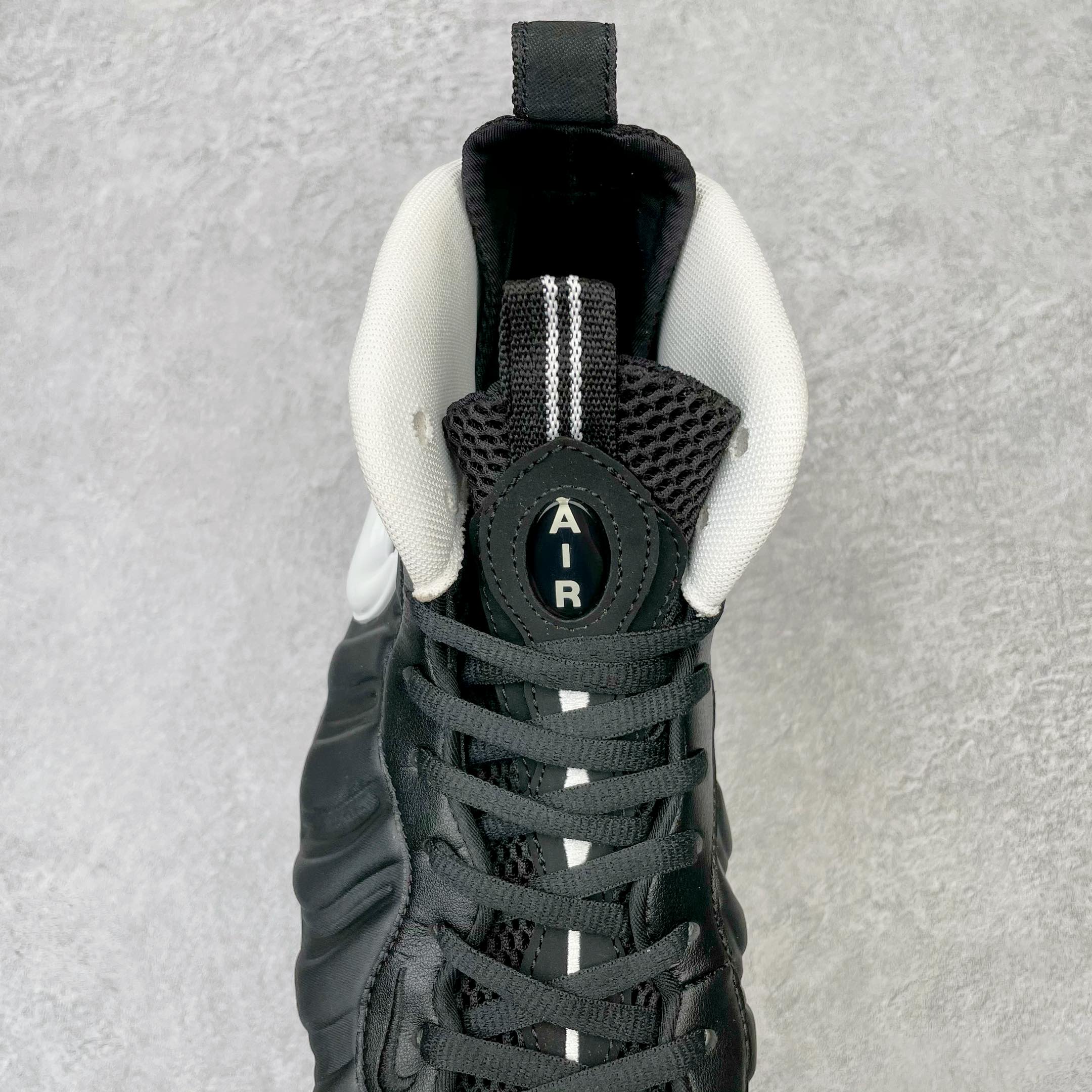 图片[5]-💰440 NK Air Foamposite One 末日泡 莞产原底面 公司渠道同模具 鞋型发泡360度无死角 双层Zoom气垫植入 中底完美注胶 搭载原厂碳纤维材质 诞生于1997年的NK Air Foamposite系列可以说是整个球鞋历史上最为经典的系列之一 也就是我们常说的“喷”和“泡” 其中“喷”由Foamposite One代言人Penny的英文音译而来 而“泡”则来源于另一款鞋型 Foamposite Pro中\”pro\”的音译 在诞生初期 由于高昂的造价以及超前的外形 Foamposite系列的反对者不在少数 甚至有人认为这款鞋会毁掉整个球鞋行业 但事实证明这双灵感来自于甲虫 自带“黑科技”鞋面以及双层Zoom+大块碳板的太空球鞋不仅受到了大众的接受与追捧 并且成功的影响了篮球鞋的发展 SIZE：38.5 39 40 40.5 41 42 42.5 43 44 44.5 45 46 编码：by5936010-运动鞋