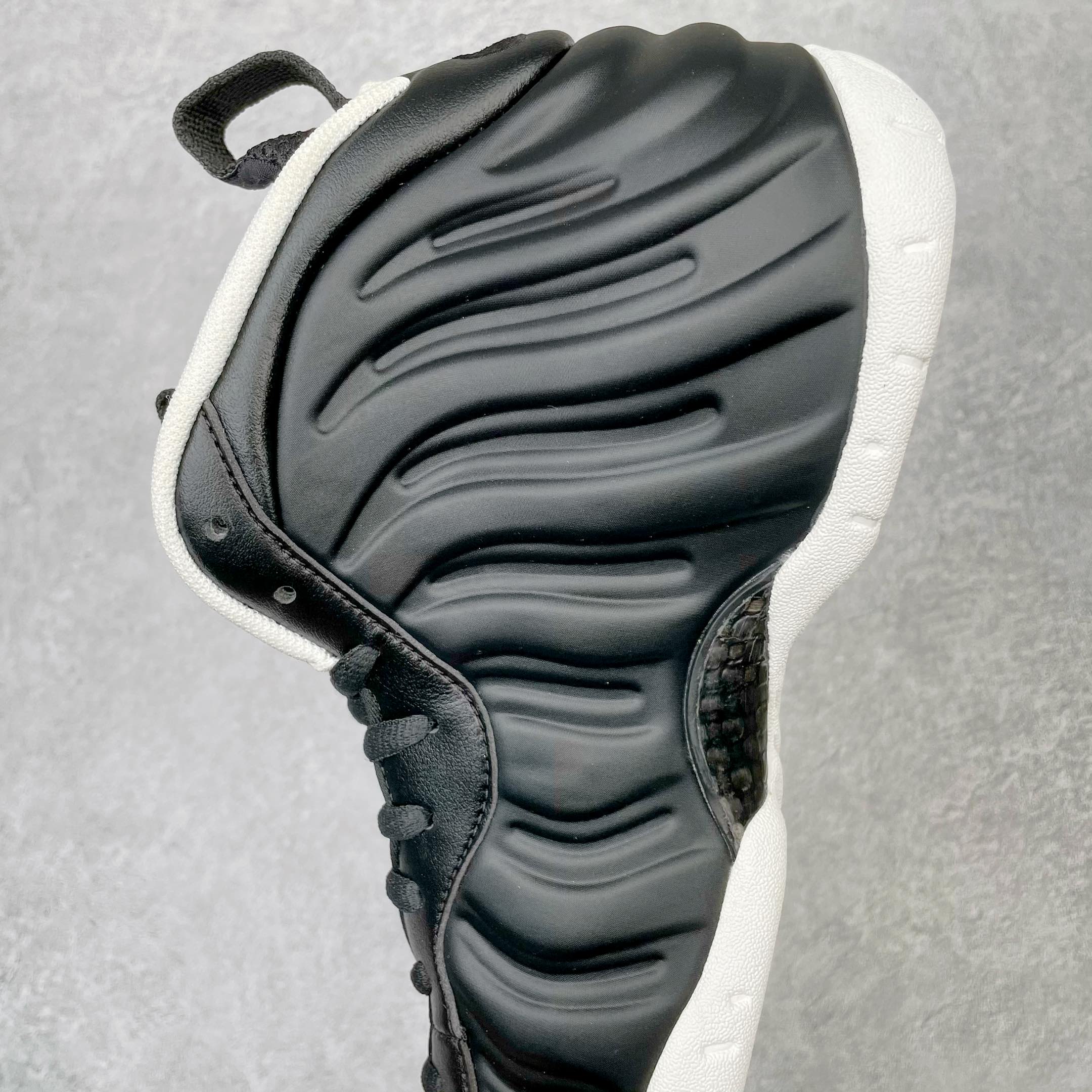 图片[6]-💰440 NK Air Foamposite One 末日泡 莞产原底面 公司渠道同模具 鞋型发泡360度无死角 双层Zoom气垫植入 中底完美注胶 搭载原厂碳纤维材质 诞生于1997年的NK Air Foamposite系列可以说是整个球鞋历史上最为经典的系列之一 也就是我们常说的“喷”和“泡” 其中“喷”由Foamposite One代言人Penny的英文音译而来 而“泡”则来源于另一款鞋型 Foamposite Pro中\”pro\”的音译 在诞生初期 由于高昂的造价以及超前的外形 Foamposite系列的反对者不在少数 甚至有人认为这款鞋会毁掉整个球鞋行业 但事实证明这双灵感来自于甲虫 自带“黑科技”鞋面以及双层Zoom+大块碳板的太空球鞋不仅受到了大众的接受与追捧 并且成功的影响了篮球鞋的发展 SIZE：38.5 39 40 40.5 41 42 42.5 43 44 44.5 45 46 编码：by5936010-运动鞋