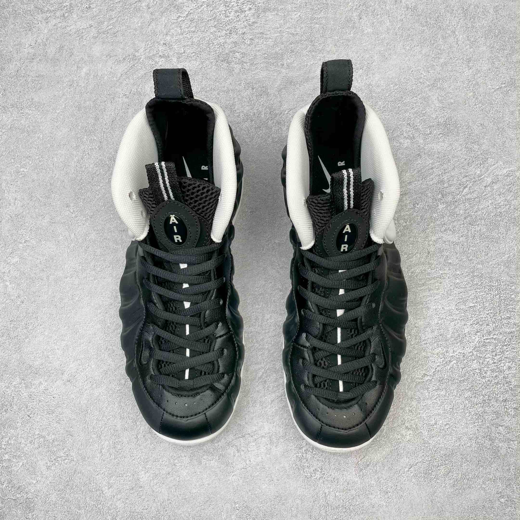 图片[2]-💰440 NK Air Foamposite One 末日泡 莞产原底面 公司渠道同模具 鞋型发泡360度无死角 双层Zoom气垫植入 中底完美注胶 搭载原厂碳纤维材质 诞生于1997年的NK Air Foamposite系列可以说是整个球鞋历史上最为经典的系列之一 也就是我们常说的“喷”和“泡” 其中“喷”由Foamposite One代言人Penny的英文音译而来 而“泡”则来源于另一款鞋型 Foamposite Pro中\”pro\”的音译 在诞生初期 由于高昂的造价以及超前的外形 Foamposite系列的反对者不在少数 甚至有人认为这款鞋会毁掉整个球鞋行业 但事实证明这双灵感来自于甲虫 自带“黑科技”鞋面以及双层Zoom+大块碳板的太空球鞋不仅受到了大众的接受与追捧 并且成功的影响了篮球鞋的发展 SIZE：38.5 39 40 40.5 41 42 42.5 43 44 44.5 45 46 编码：by5936010-运动鞋