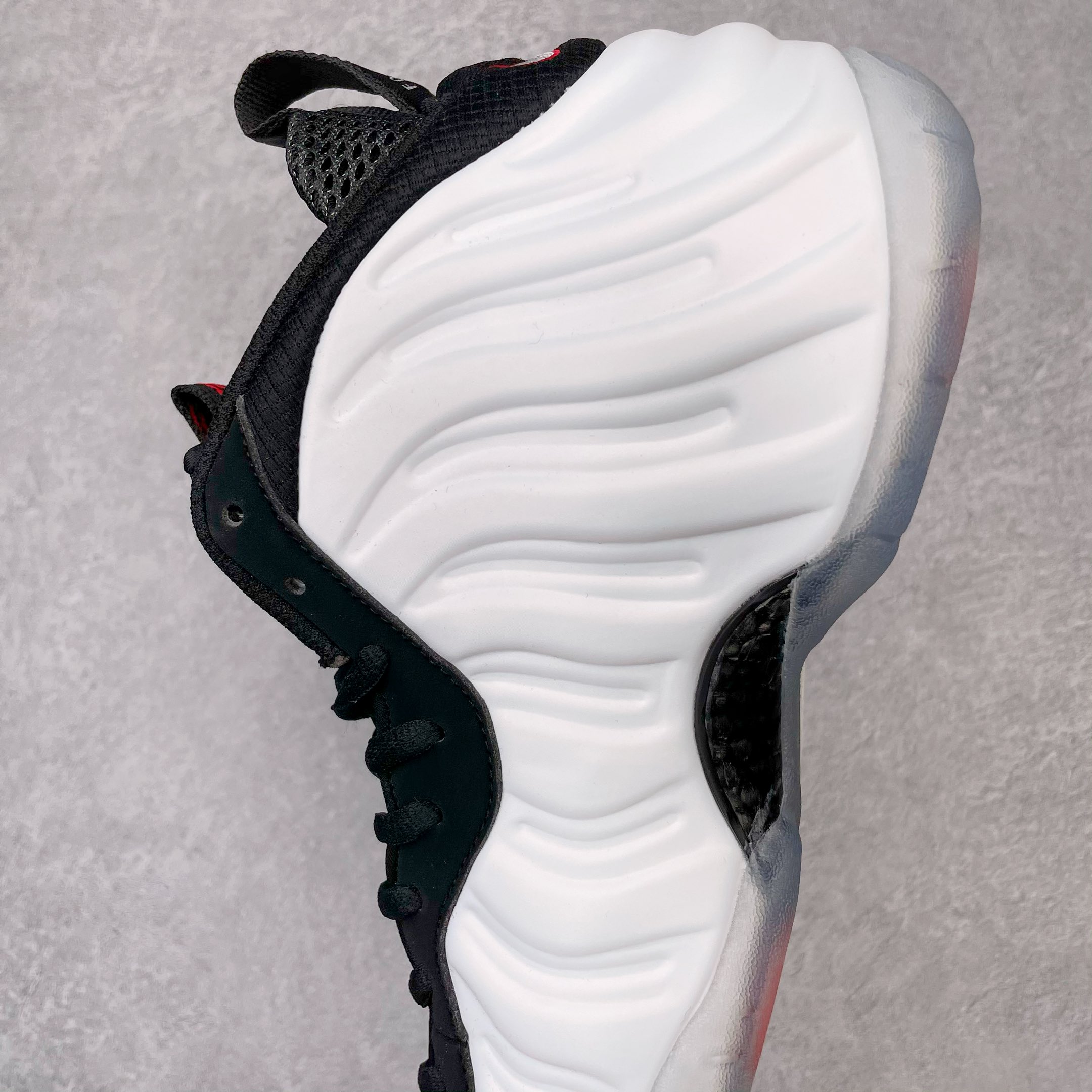 图片[7]-💰440 NK Air Foamposite One 奶泡 莞产原底面 公司渠道同模具 鞋型发泡360度无死角 双层Zoom气垫植入 中底完美注胶 搭载原厂碳纤维材质 诞生于1997年的NK Air Foamposite系列可以说是整个球鞋历史上最为经典的系列之一 也就是我们常说的“喷”和“泡” 其中“喷”由Foamposite One代言人Penny的英文音译而来 而“泡”则来源于另一款鞋型 Foamposite Pro中\”pro\”的音译 在诞生初期 由于高昂的造价以及超前的外形 Foamposite系列的反对者不在少数 甚至有人认为这款鞋会毁掉整个球鞋行业 但事实证明这双灵感来自于甲虫 自带“黑科技”鞋面以及双层Zoom+大块碳板的太空球鞋不仅受到了大众的接受与追捧 并且成功的影响了篮球鞋的发展 SIZE：38.5 39 40 40.5 41 42 42.5 43 44 44.5 45 46 编码：by5936010-运动鞋