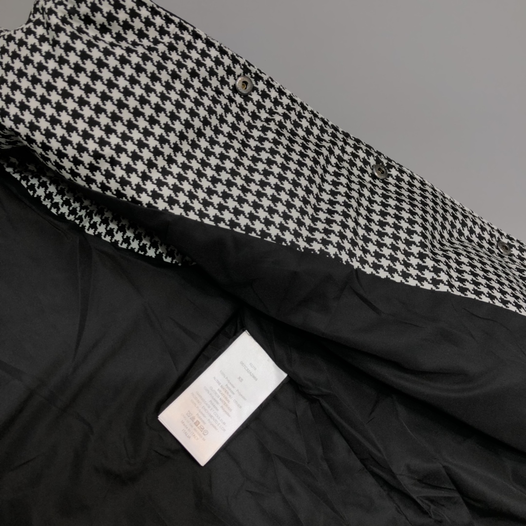 迪奥d Iorfw秋冬新款千鸟格品牌标识织带羽绒无袖背心 这款羽绒无袖背心采用同色系通体千鸟格配以品牌标识织带