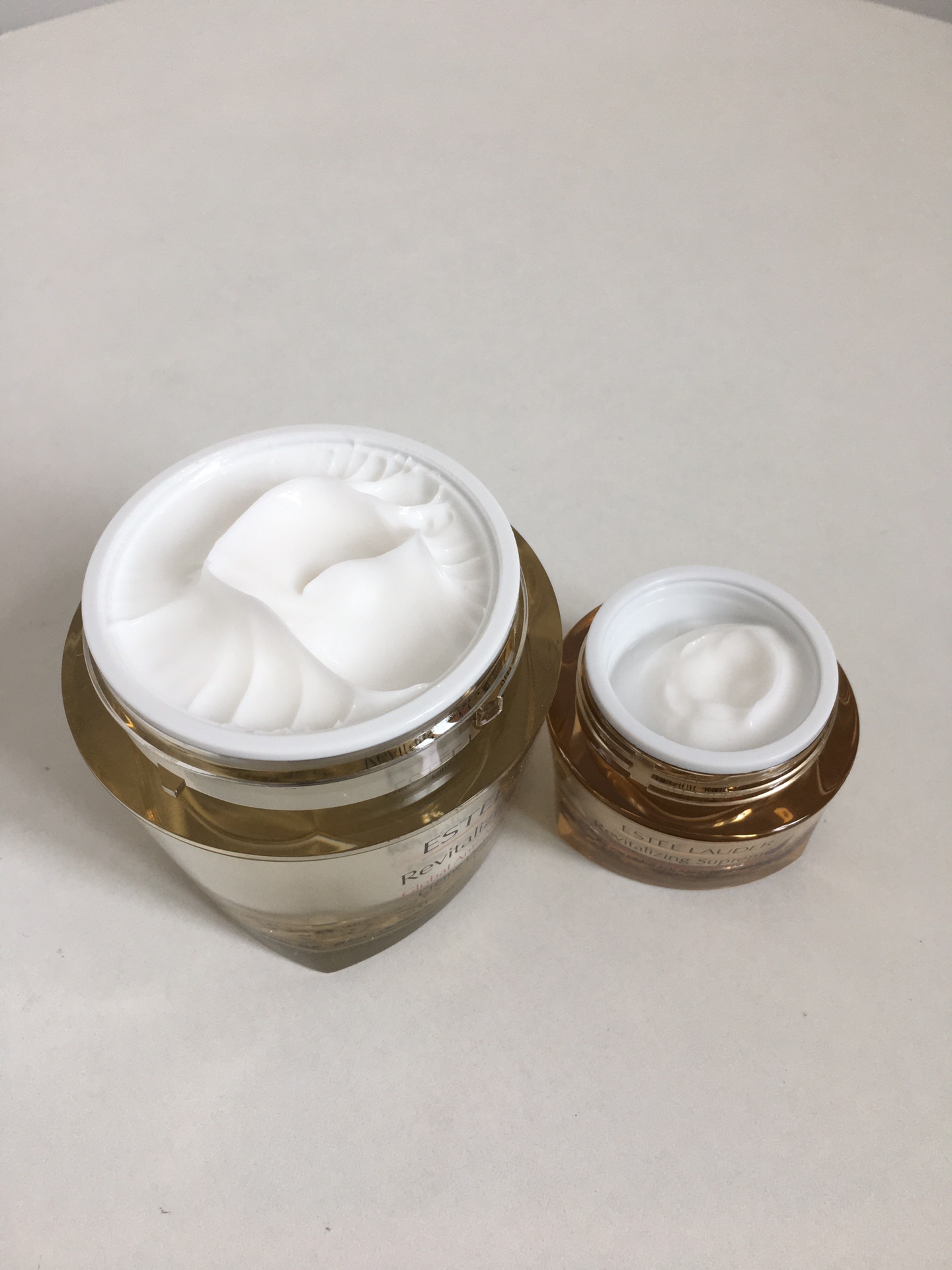 💰 85雅诗兰黛智妍面霜75ml+智妍眼霜15ml套盒
有抗老需求的强烈推荐使用这套 现在面霜单买一瓶都很难，这个套装真心值得入手
智妍眼霜功效：淡化眼周细纹，淡化黑眼圈，改善眼周肌肤暗沉。主打成分抗老淡细纹，黄金成分延展性好，触感丝滑，乳霜质地，添加了透明质酸等保湿因子，被称为&ldquo;万能眼霜&rdquo;。

 雅诗兰黛多效智妍面霜75ml，黄金高效抗衰老面霜，2012年获"法国销量第一面霜"称号🏆强化保湿抗氧化，除皱去细纹，适合偏轻熟肌肤，活肤抗衰跟ANR一样，不分年龄层，属于适合长期使用的深度型保养品！高效活肤抗衰老，高性能技术预测，感应每一个需要的皮肤。它有助于明显减少皮肤老化与新技术的多种迹象：皱纹，松弛，暗哑和脱水！