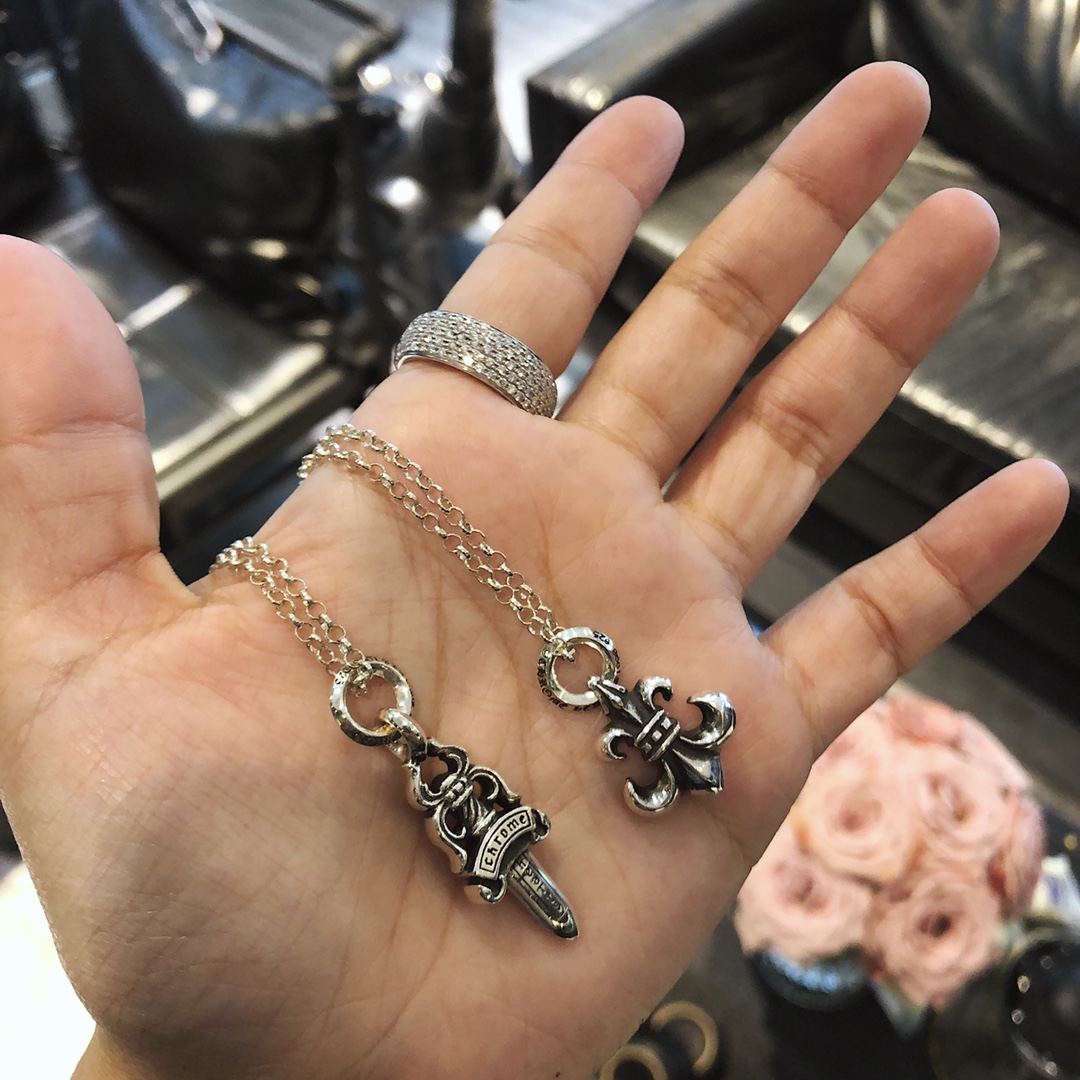 Chrome Hearts 𝐂𝐡𝐫𝐨𝐦𝐞 𝐡𝐞𝐚𝐫𝐭𝐬 克罗心 字母环童军花/宝剑项链