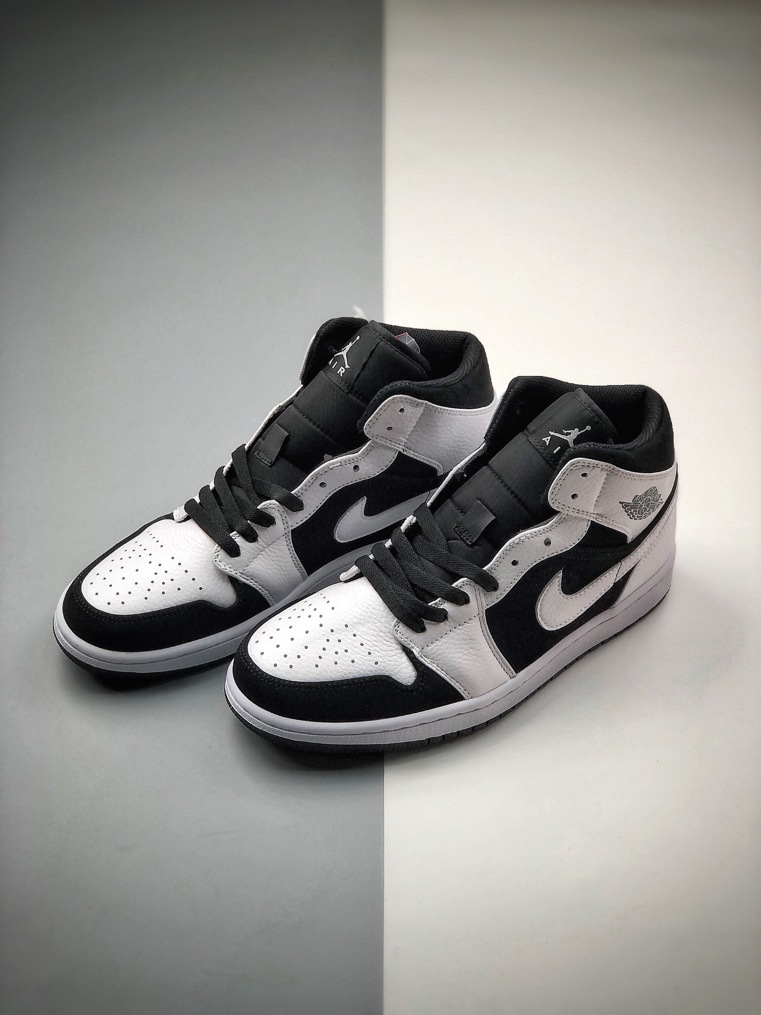200  Air Jordan 1 Mid 黑白熊猫AJ1乔1中邦休闲板鞋 554724-113