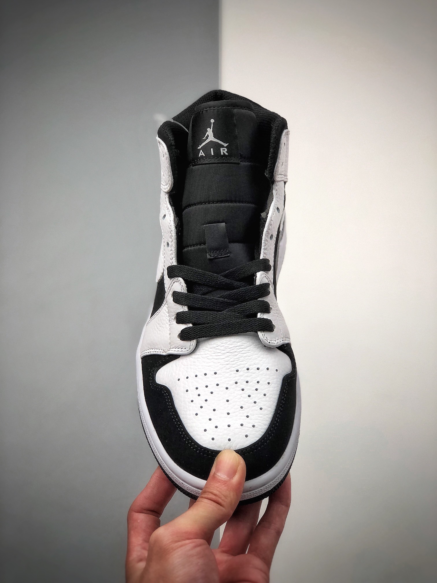 200  Air Jordan 1 Mid 黑白熊猫AJ1乔1中邦休闲板鞋 554724-113