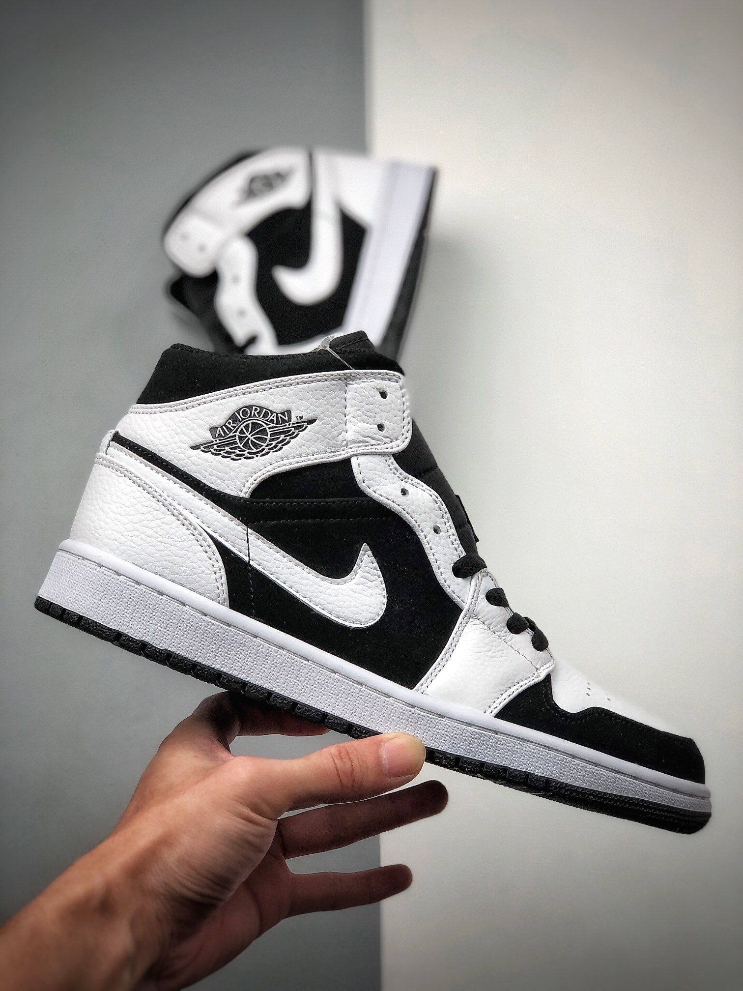 200  Air Jordan 1 Mid 黑白熊猫AJ1乔1中邦休闲板鞋 554724-113
