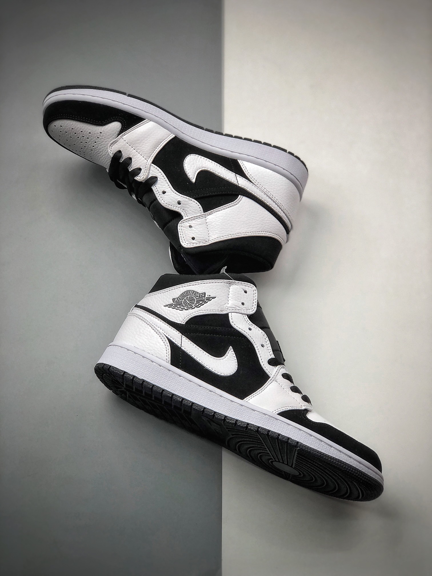 200  Air Jordan 1 Mid 黑白熊猫AJ1乔1中邦休闲板鞋 554724-113