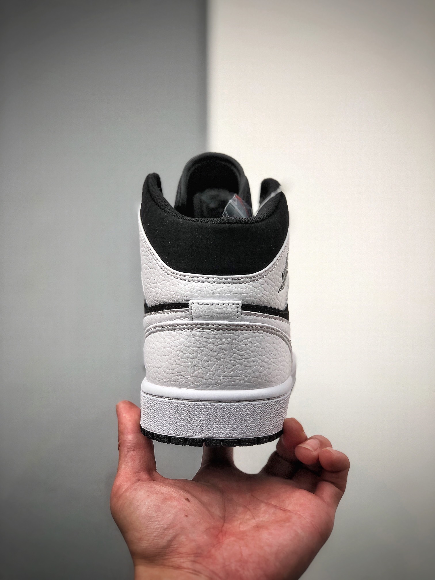200  Air Jordan 1 Mid 黑白熊猫AJ1乔1中邦休闲板鞋 554724-113