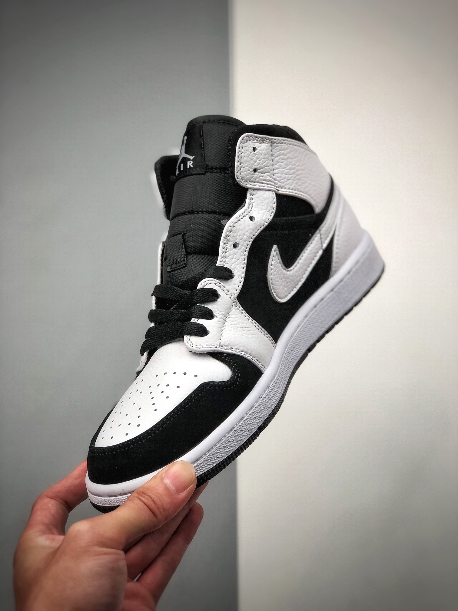 200  Air Jordan 1 Mid 黑白熊猫AJ1乔1中邦休闲板鞋 554724-113
